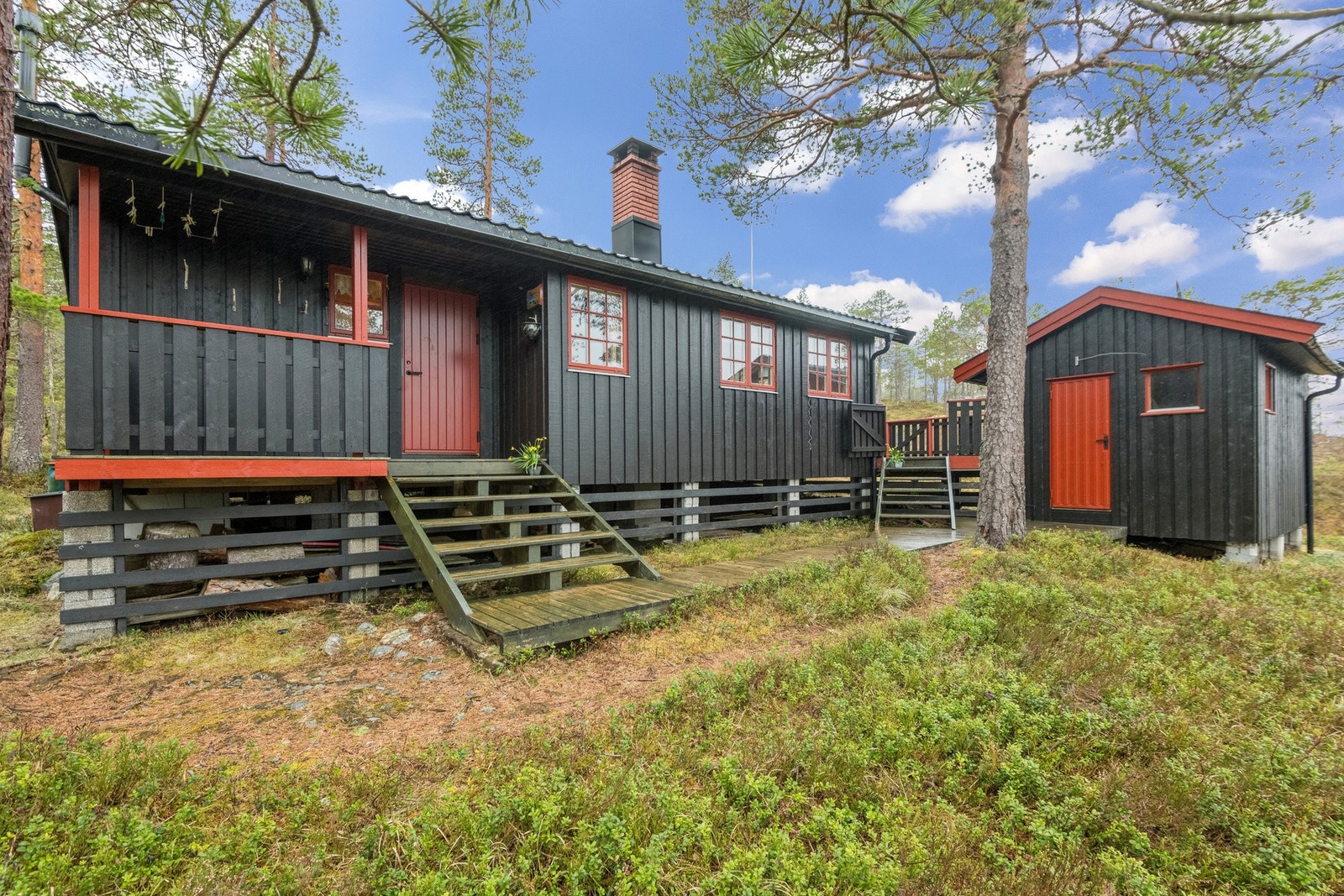 Hytta ligger fint i terrenget med gode sol og utsiktsforhold. Galleribilde