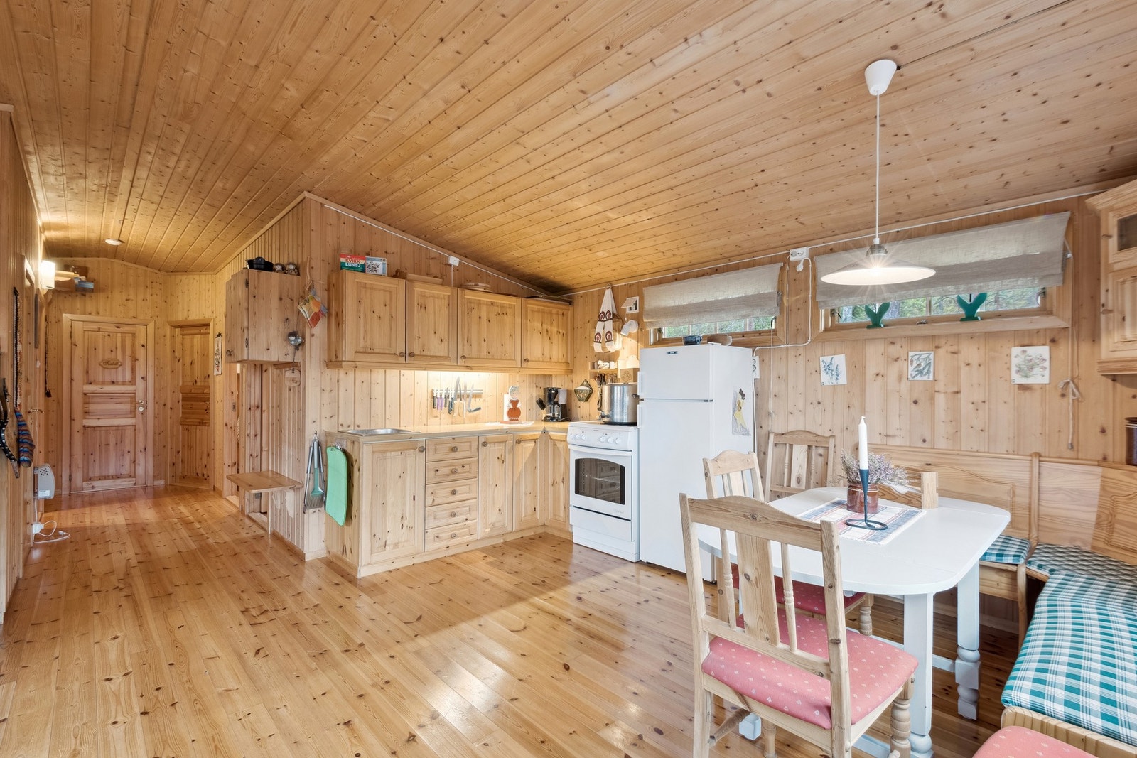 Hytta har totalt tre soverom og en praktisk planløsning med åpen stue kjøkkenløsning. Galleribilde