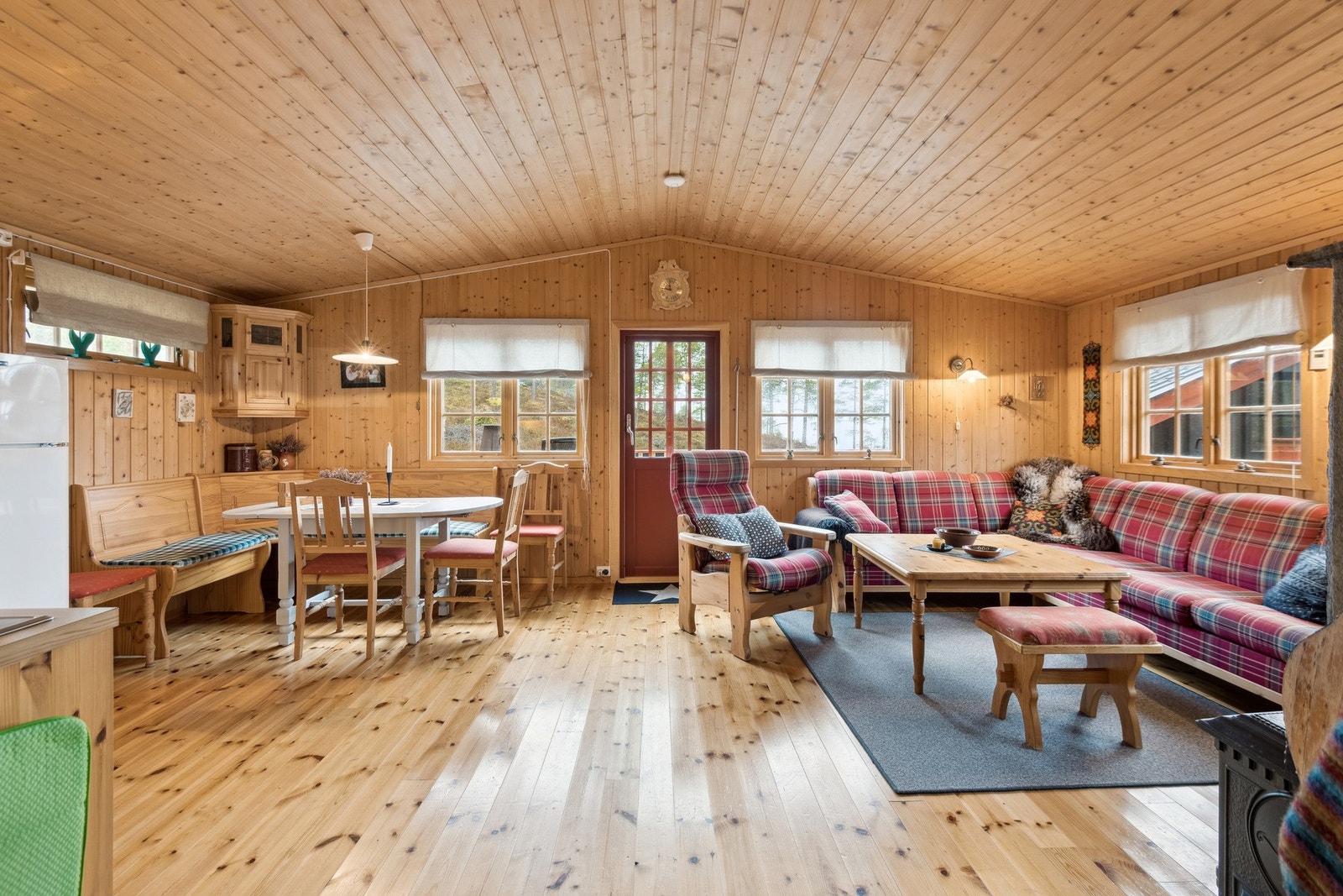 Store vindusflater gir godt med naturlig lysinnslipp. Galleribilde