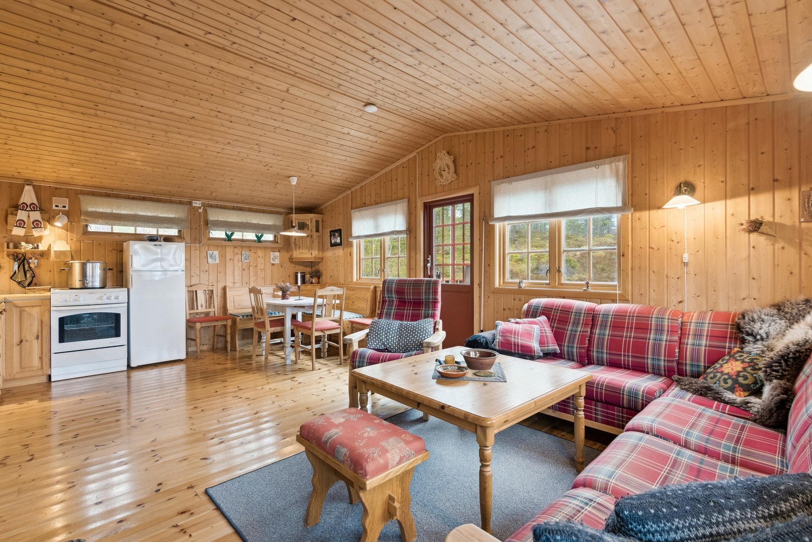 Hytta har innlagt strøm og har en romslig stue/kjøkkenløsning som gir rom for en sosial sone. Galleribilde