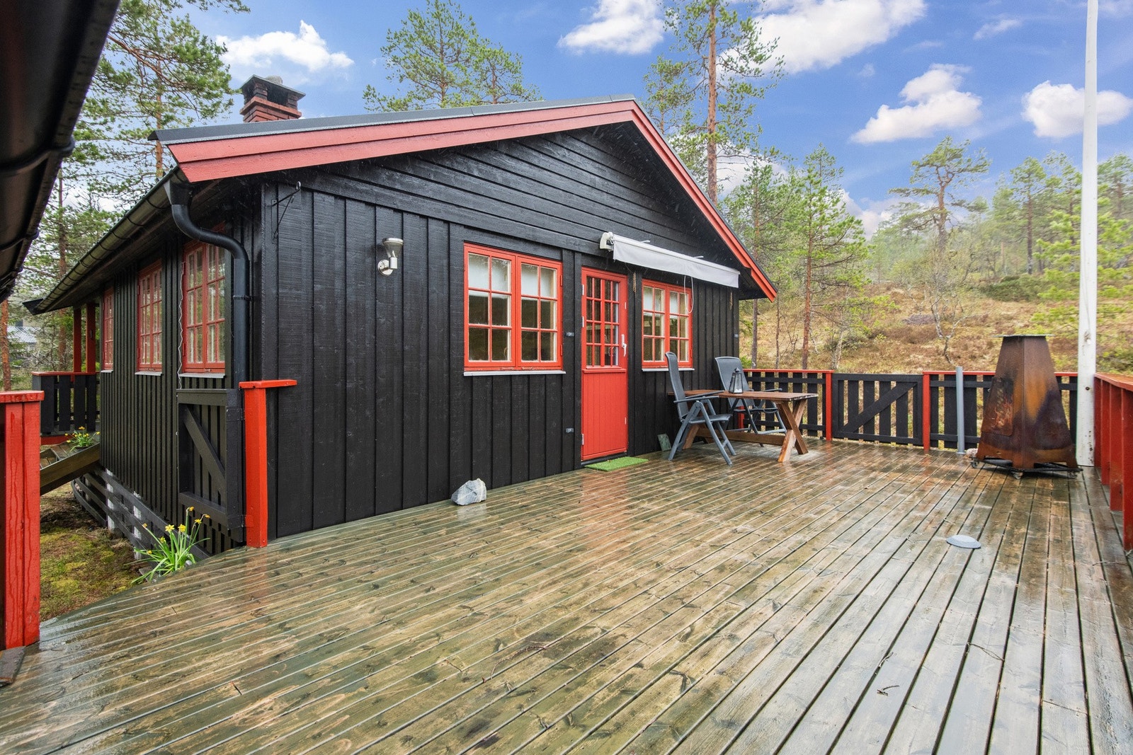 Romslig veranda med god plass til hagemøbler og grill. Galleribilde