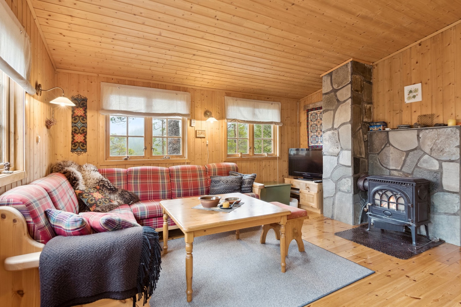 Hytta varmes opp med vedfyring. Galleribilde