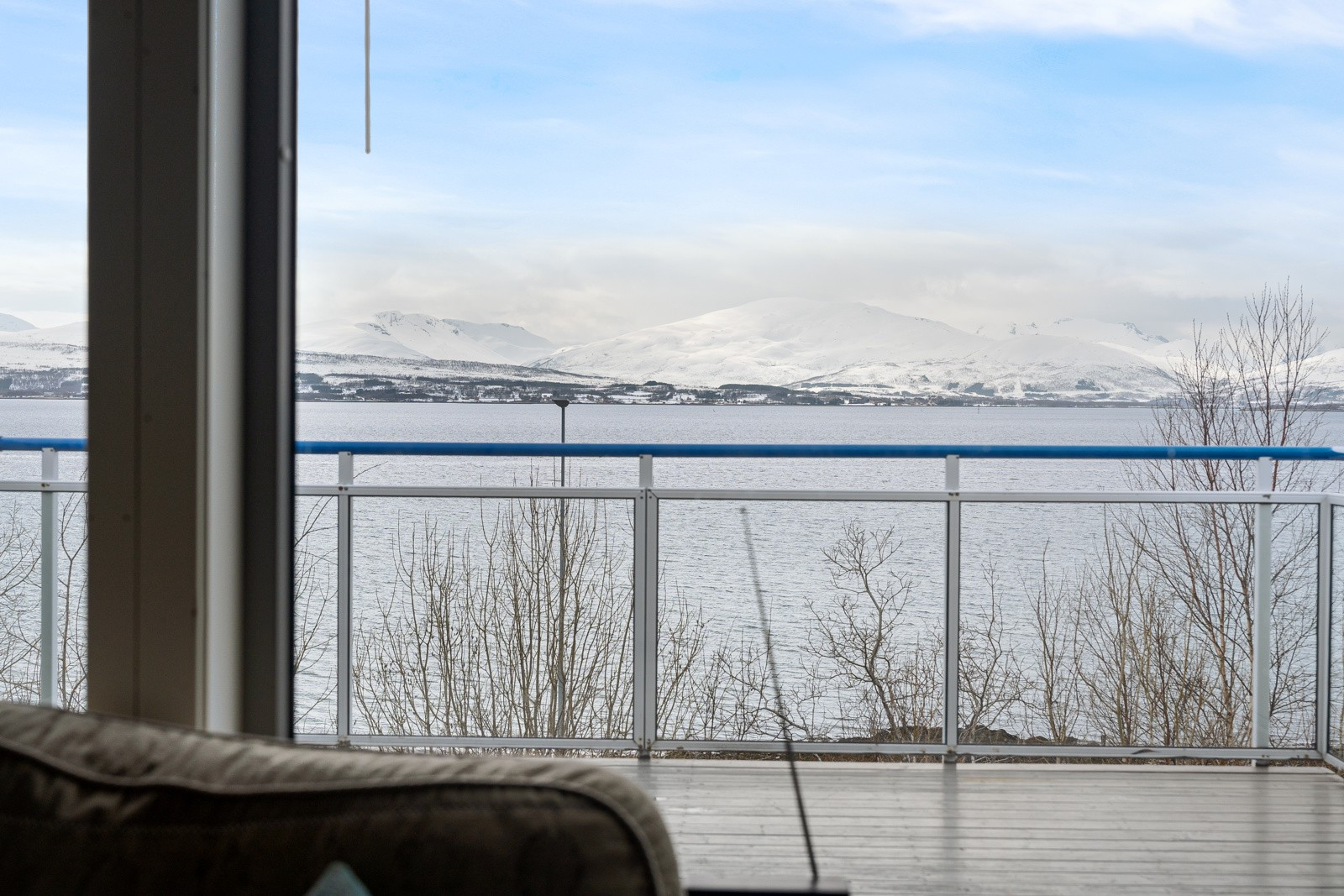 Vestvendt veranda med utgang fra stue/spisestue.