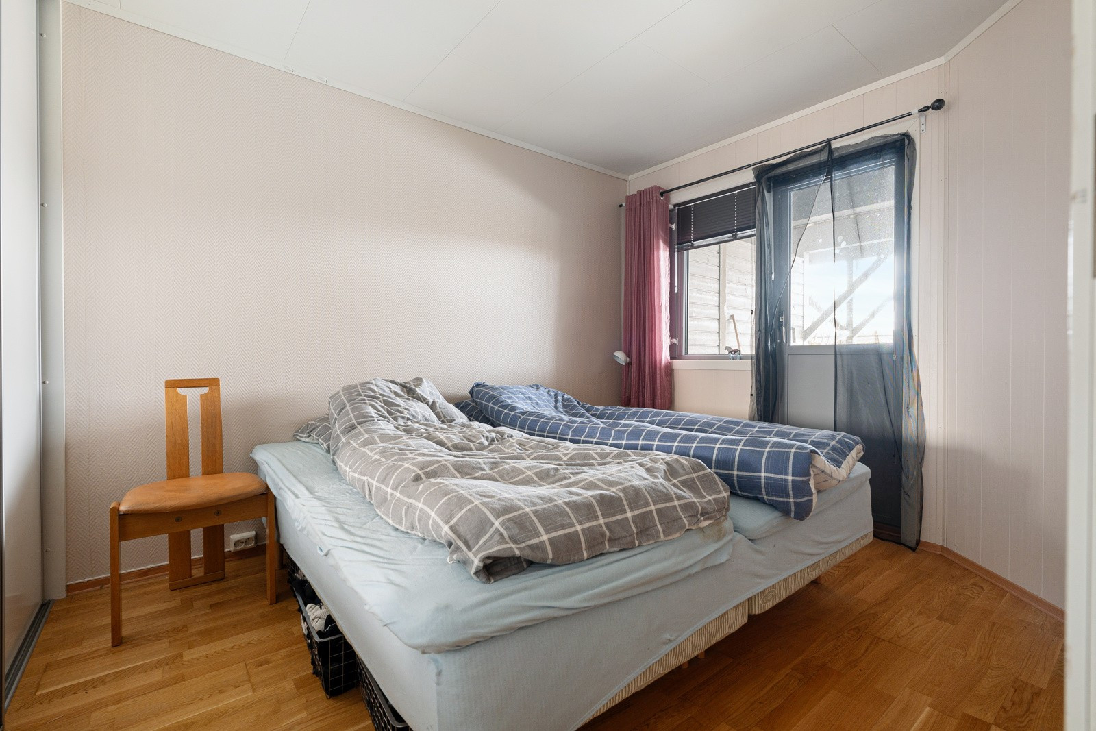 Hovedsoverom med utgang til hage og stor skyvedørsgarderobe.