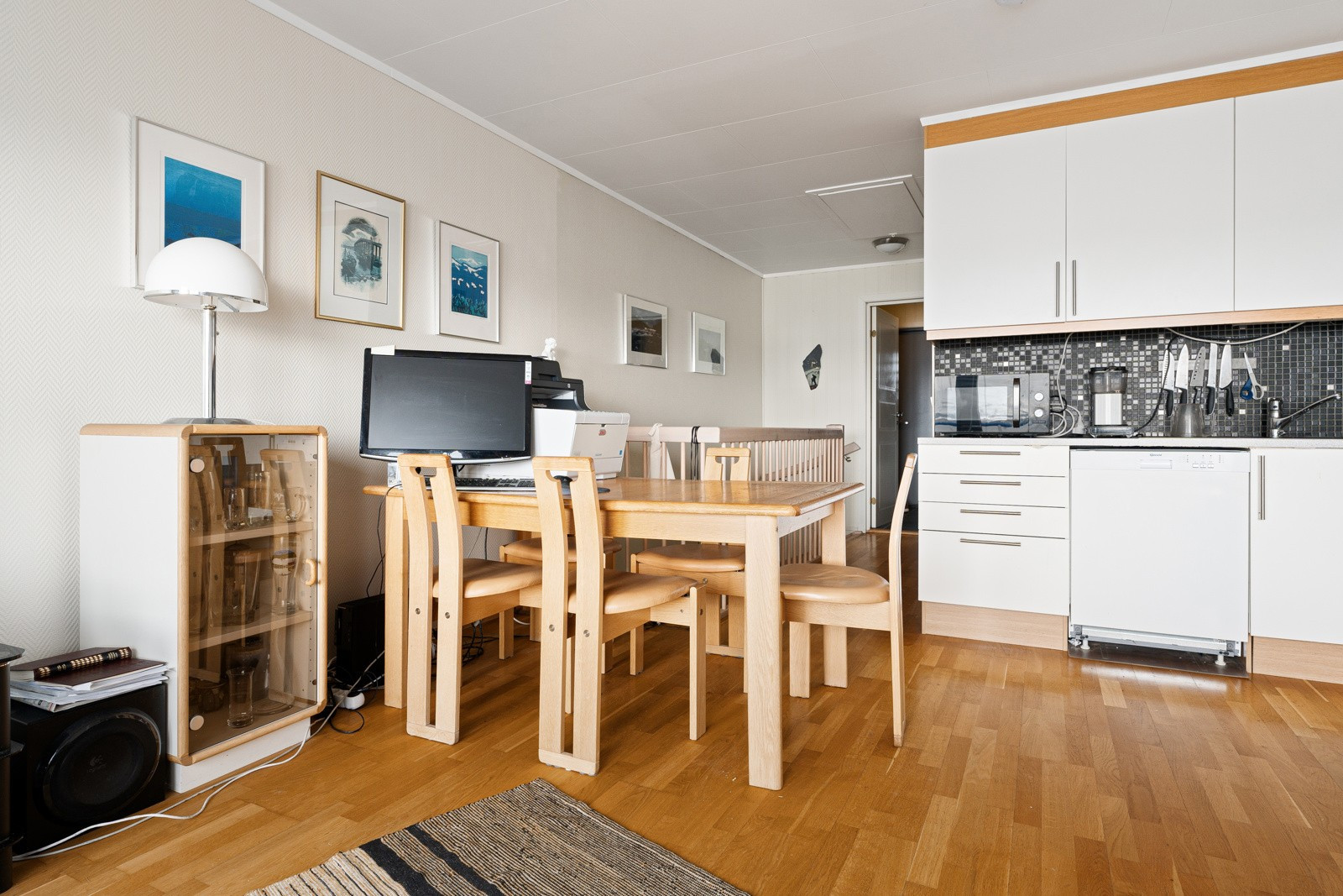 God plass til både spisestue og sofa.