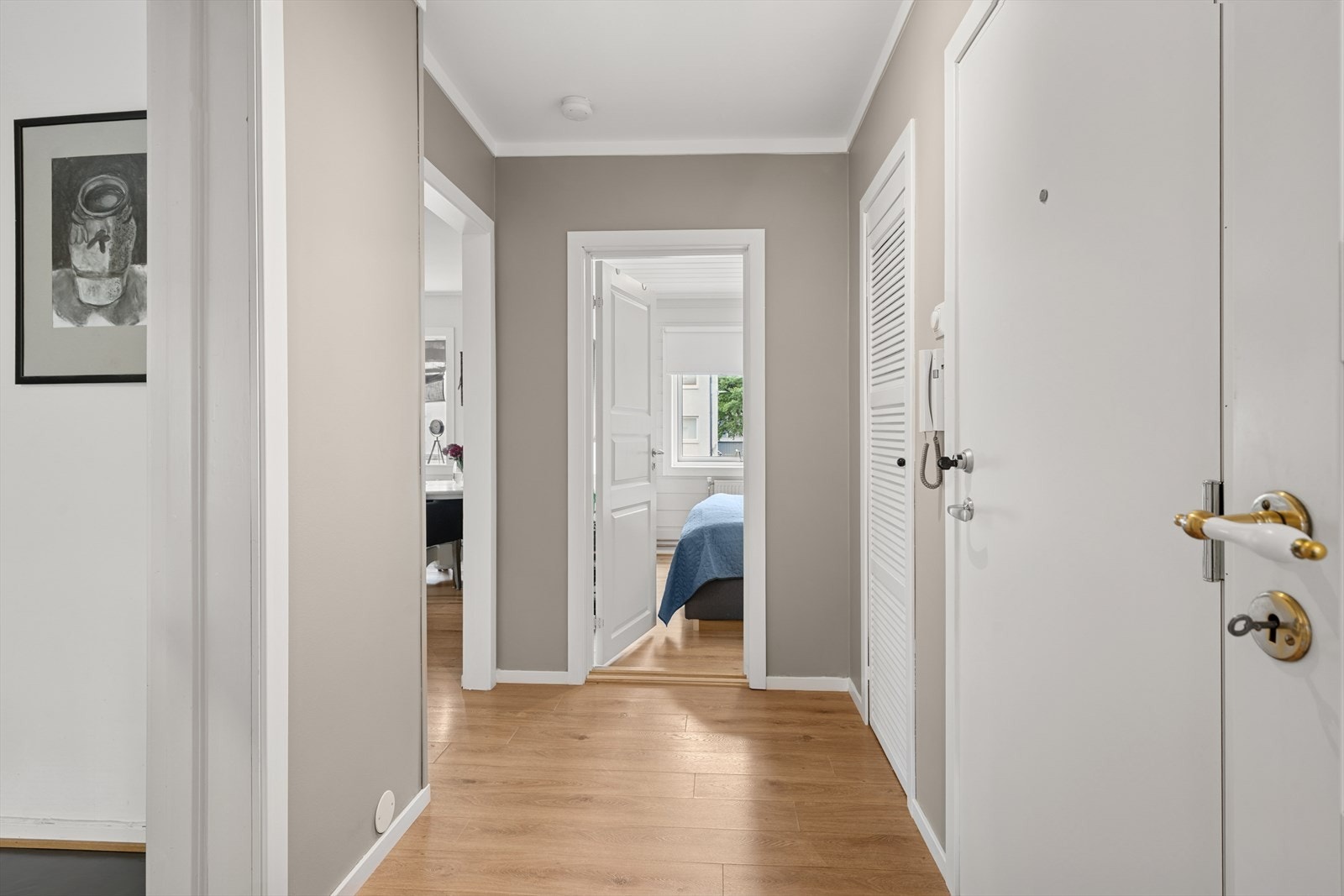 Koselig og nymalt entrè. Galleribilde