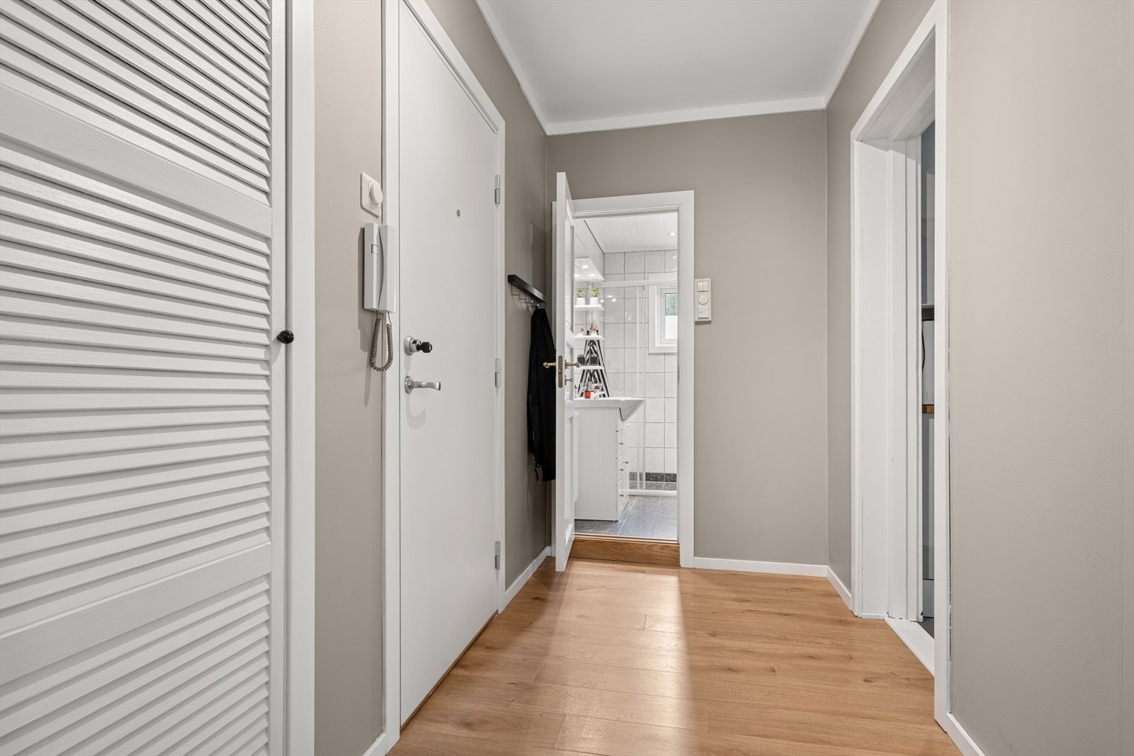 I tilknytning til entrèen finnes et praktisk bod med plass til å henge fra seg ytterklær. Galleribilde