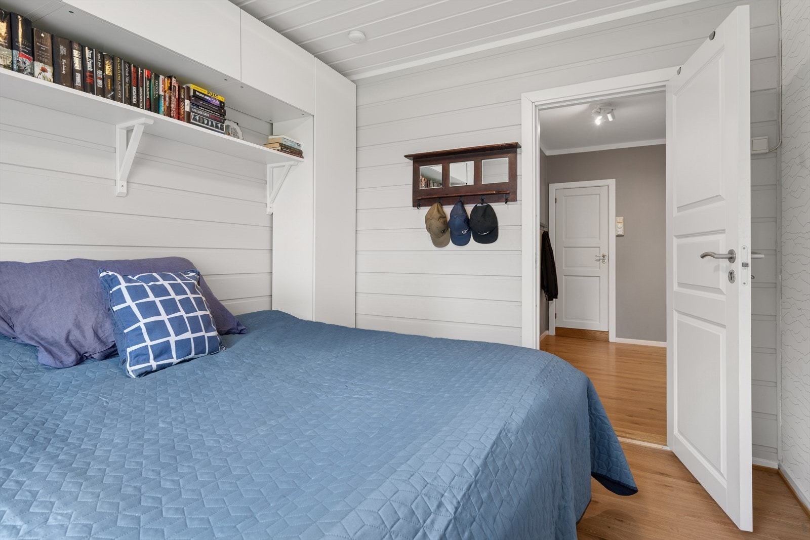 Dette rommet har god oppbevaringsplass i en praktisk skap. Galleribilde