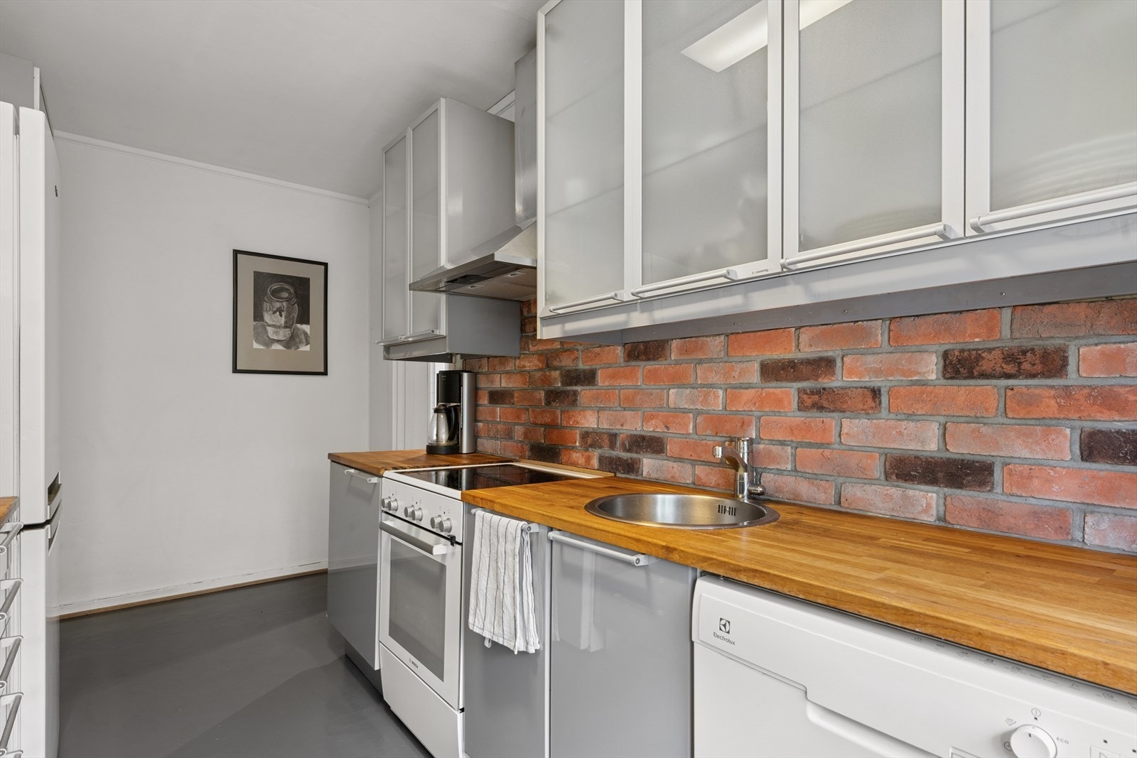 Det er rikelig med skap- og benkeplass. Galleribilde