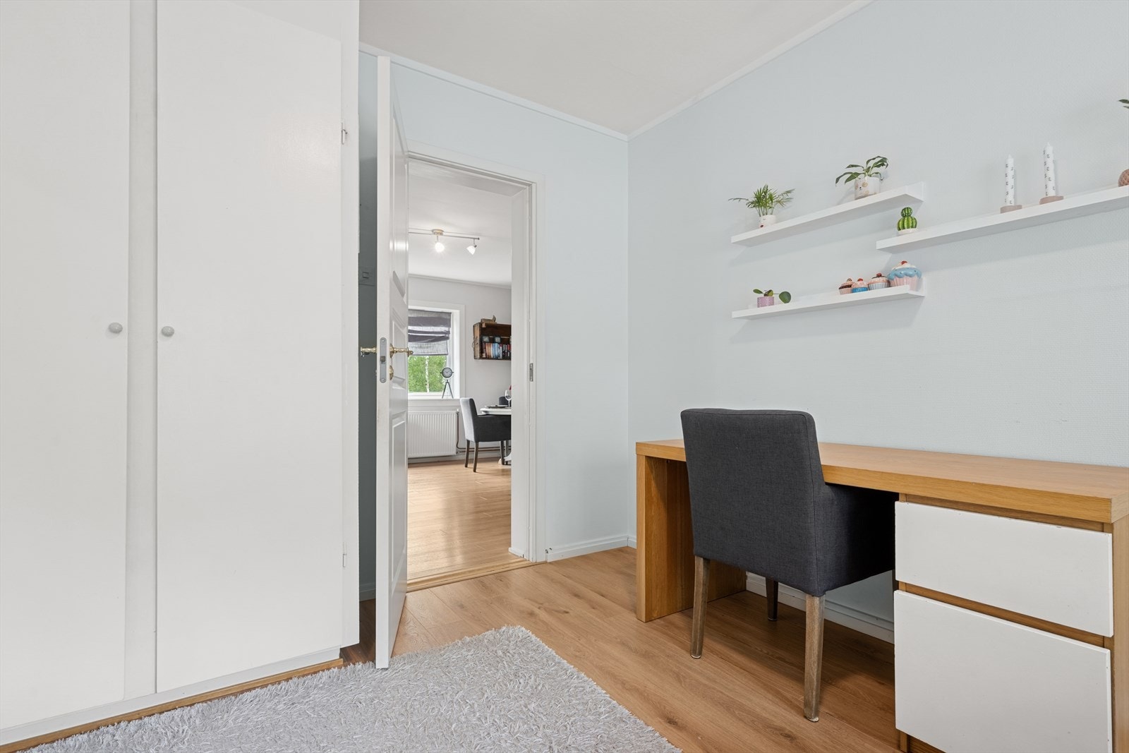 Hovedsoverommet har god oppbevaringsplass i en garderobe. Galleribilde