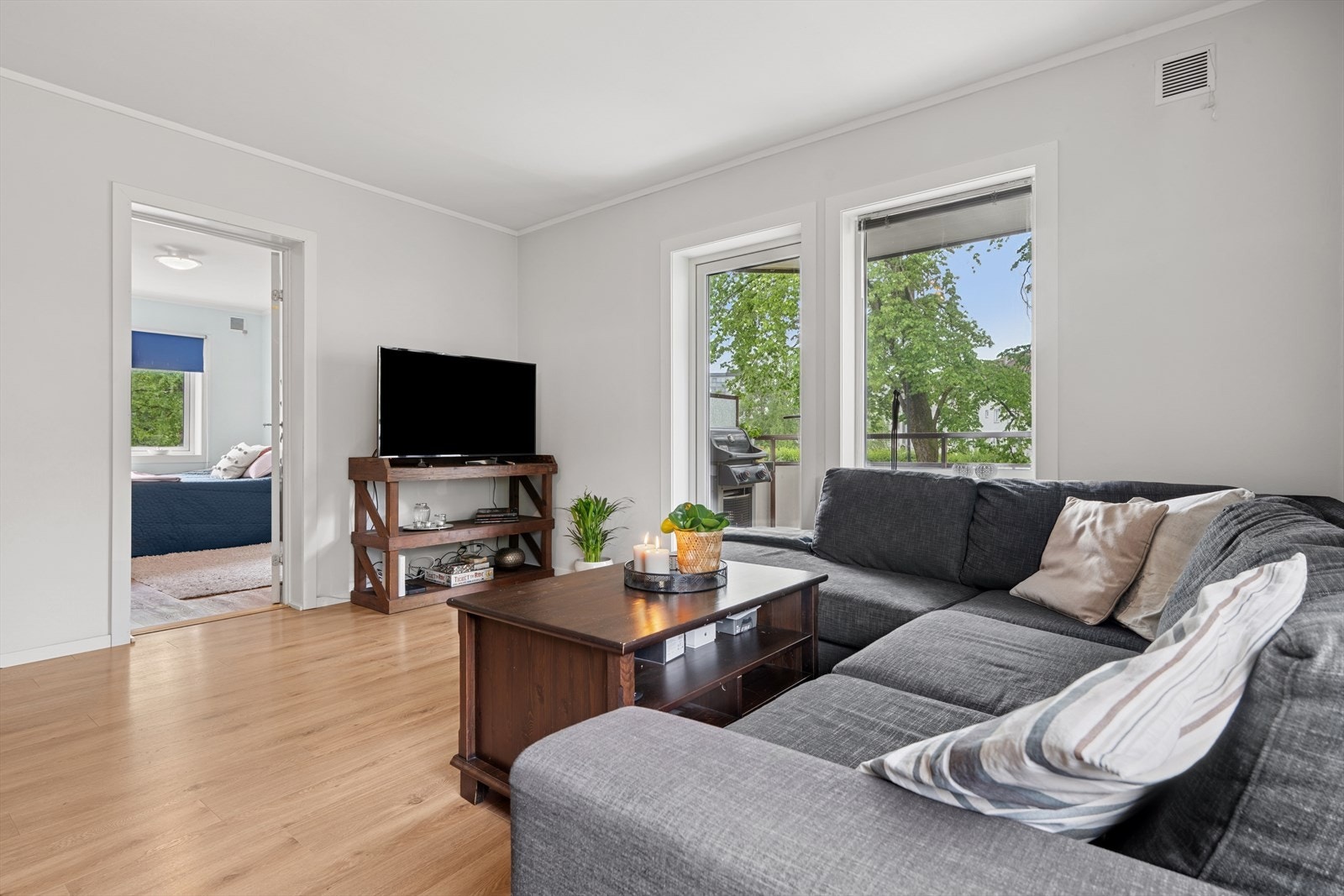 Leiligheten er gjennomgående og fra stuen er det adkomst til det romslige hovedsoverommet. Galleribilde