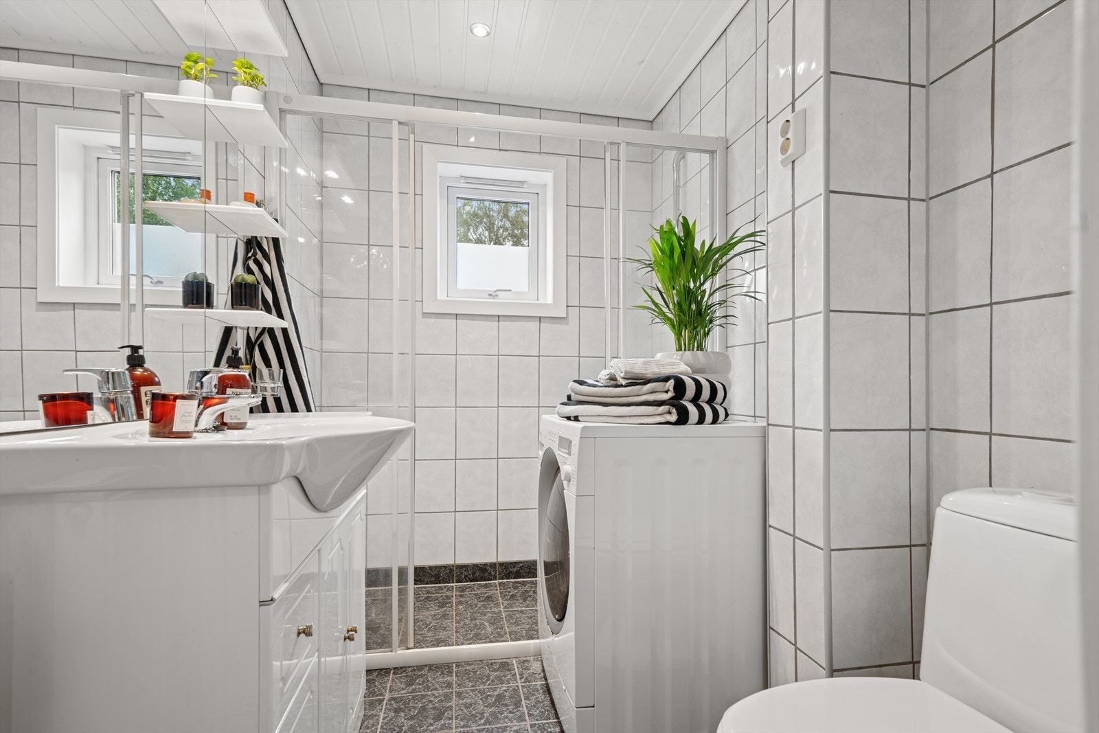 Baderommet er flislagt og har varme i gulv, med plass til vaskemaskin. Galleribilde