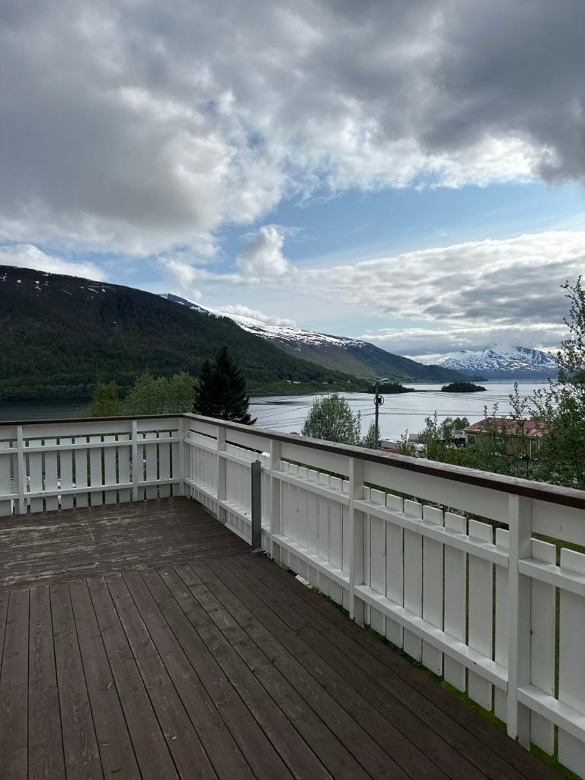 Fantastisk utsikt mot sjø og majestetiske fjell!