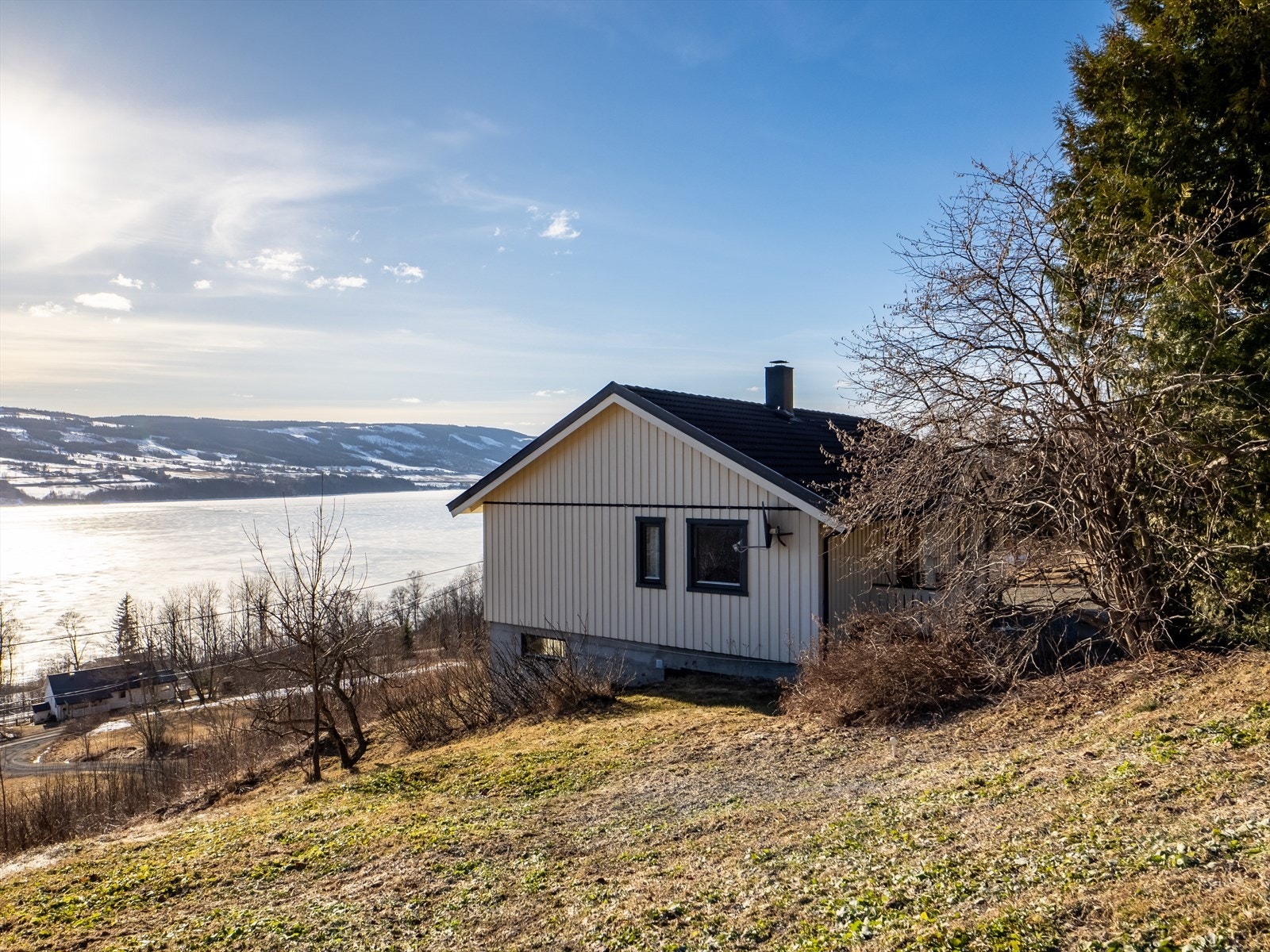 På eiendommen har du flotte sol- og utsiktsforhold. Galleribilde