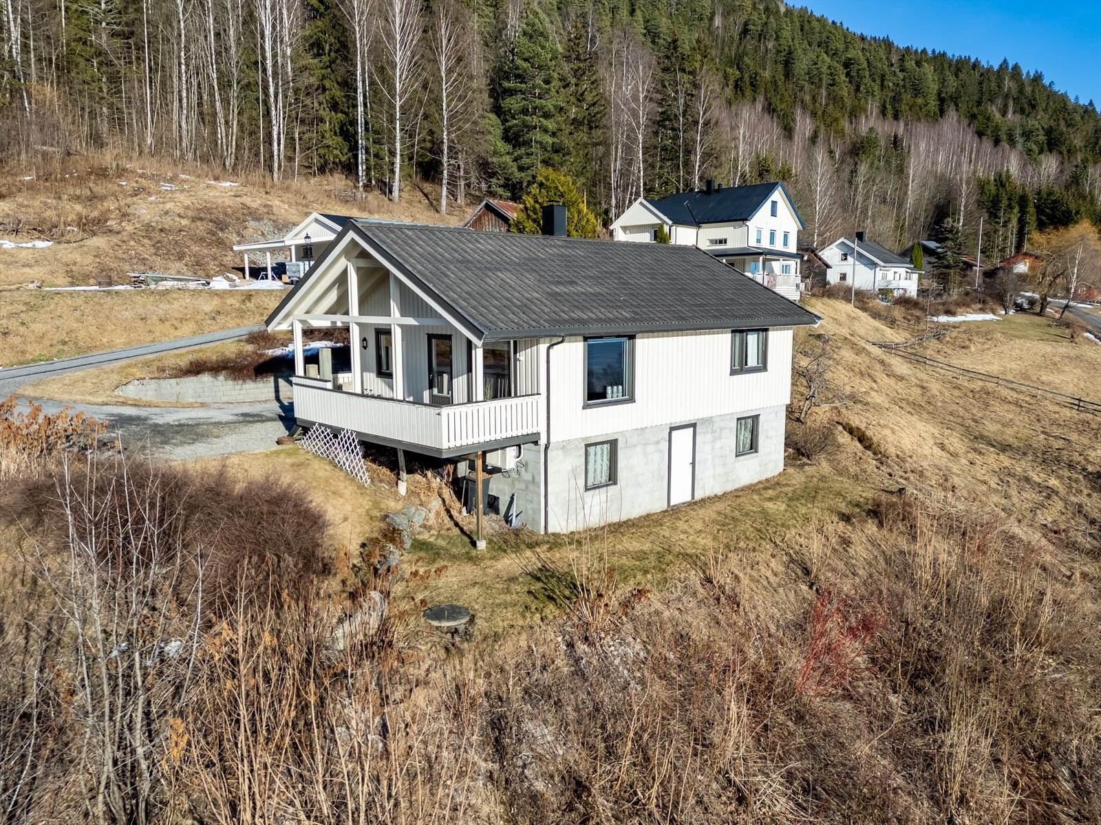 Boligen ble oppført i 1993 og står på en eiendomstomt på ca 174 m².- Tomten er skrånet, med terrassert flate for gårdsplass. Opparbeidelse med plen, grus og diverse beplantning. Biloppstillingsplass på eiendommen. Galleribilde