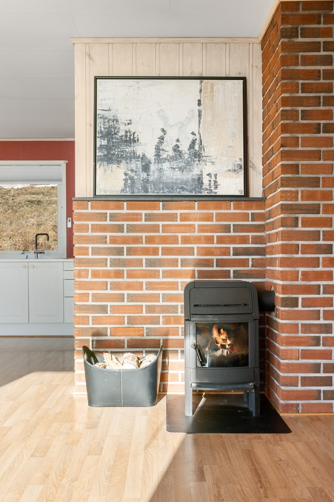 På stuen er det montert en praktisk vedovn som gir god stemning og fin innetemperatur på kjølige høst- og vinterkvelder. Galleribilde