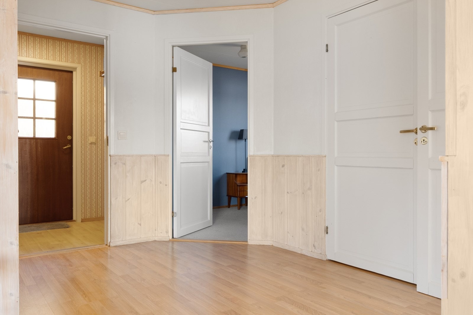 Gang mellom baderom, soverom bod og stue. Galleribilde