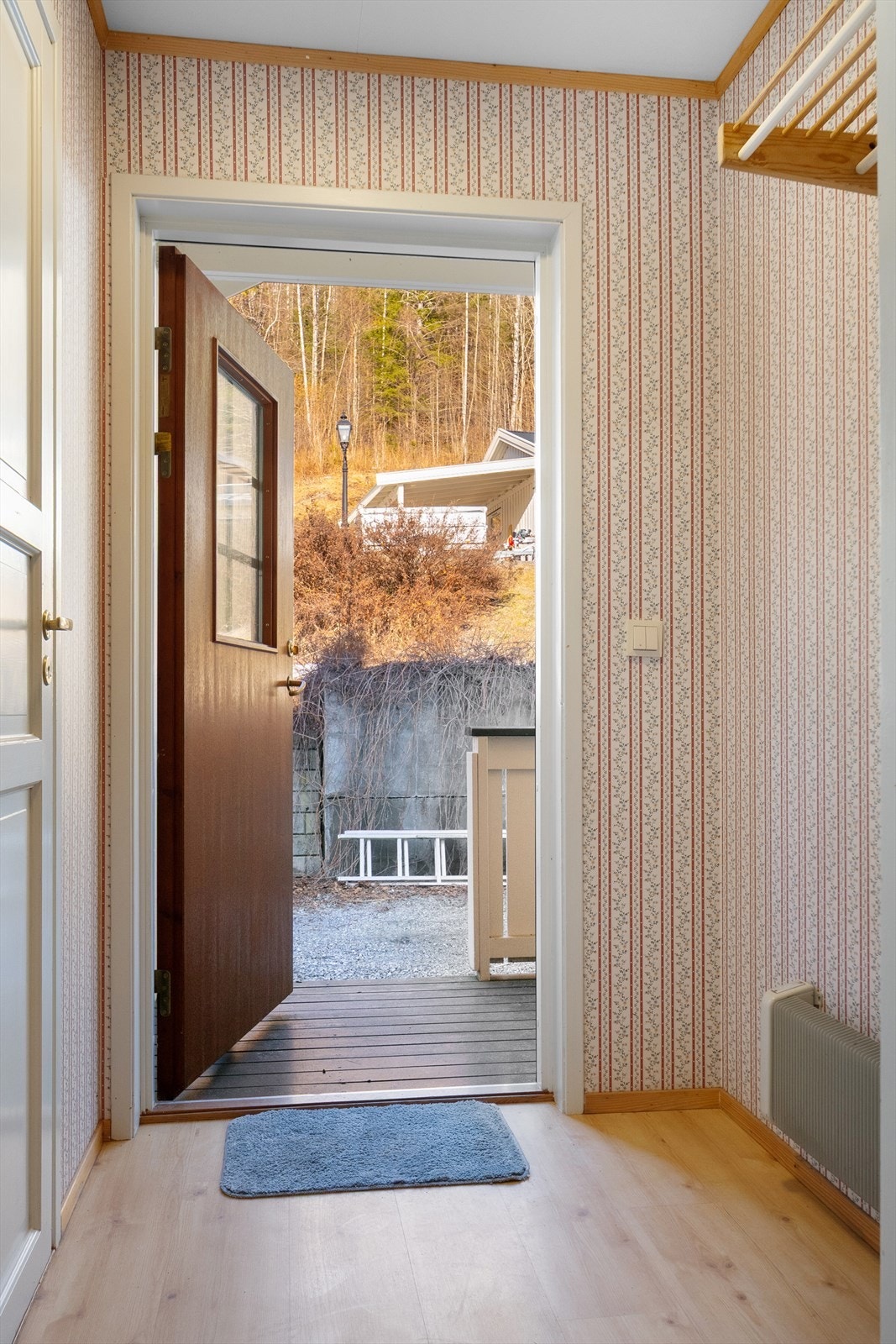 Vindfang ved inngang med god plass til ytterbekledning og skoparkering. Galleribilde