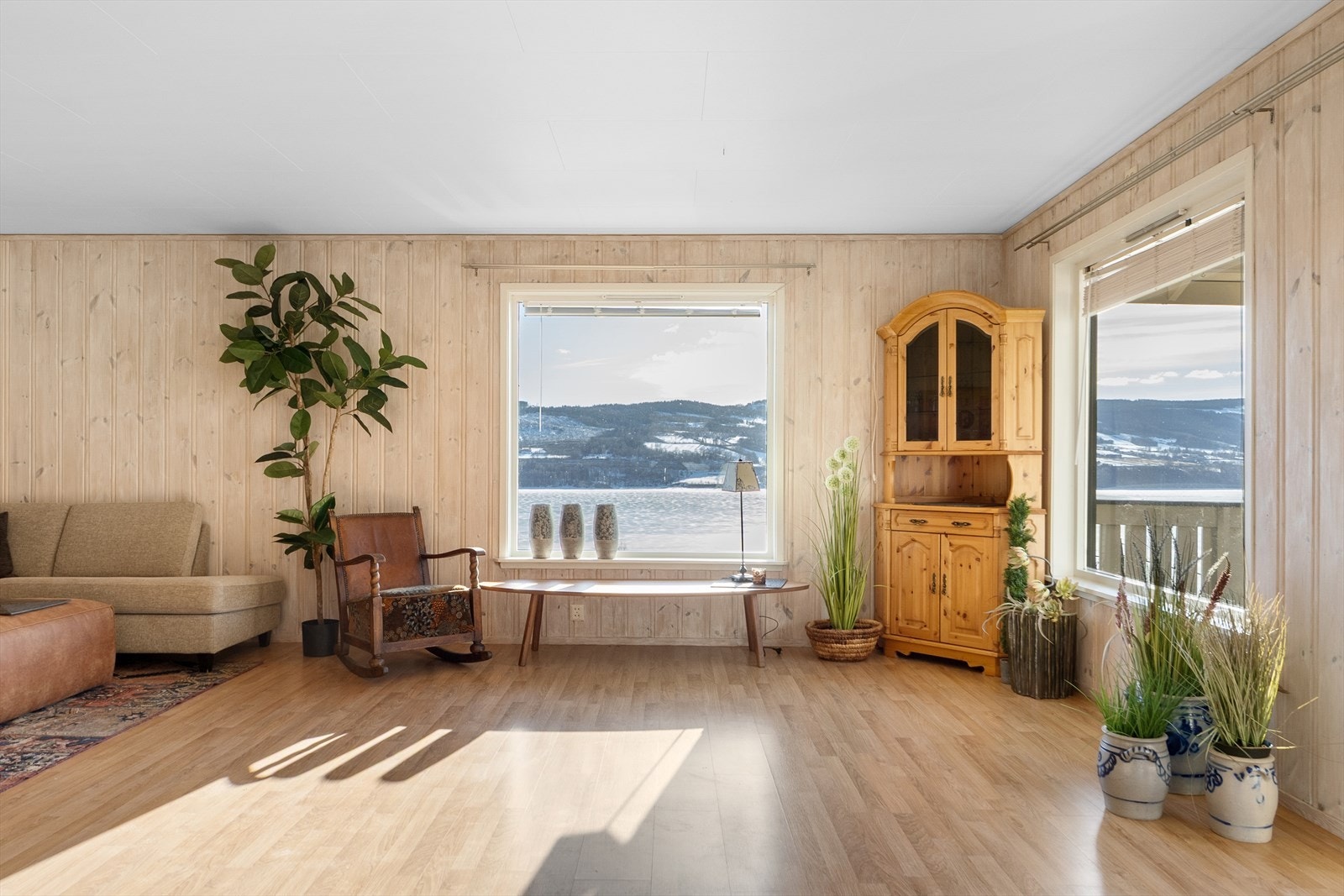 Fra stuen har du fin utsikt til Mjøsa og nærområdet. Galleribilde