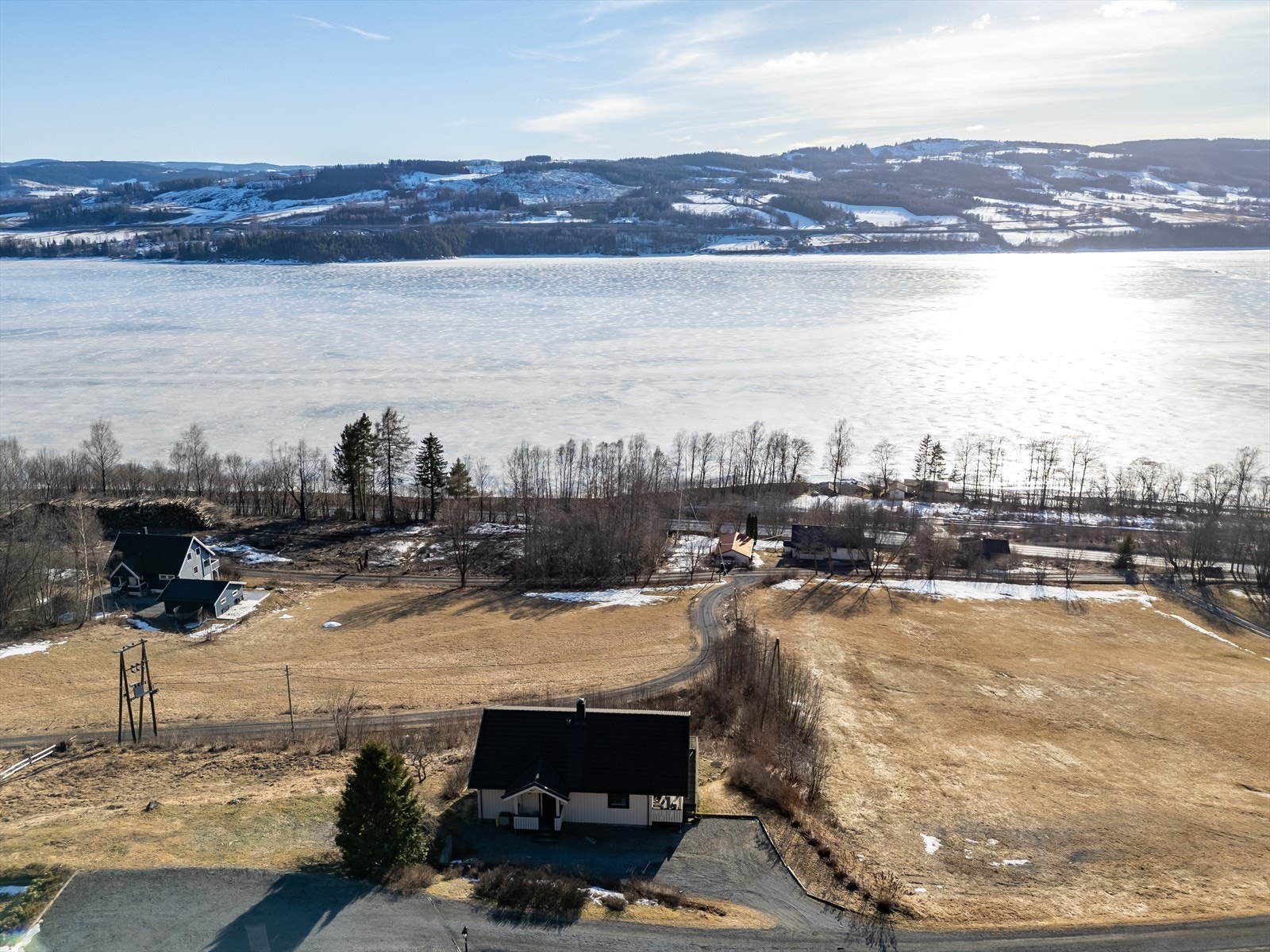Nabolaget er hyggelig og rolig med kort vei til turmuligheter og Mjøsa med bading Galleribilde