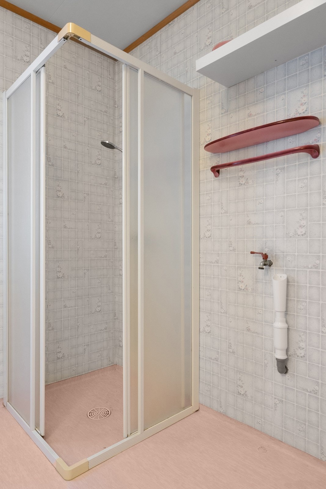 Badet har gulvmontert toalett og vegghengt dusj med dusjnisje i plast/aluminium. Opplegg for vaskemaskin. Galleribilde