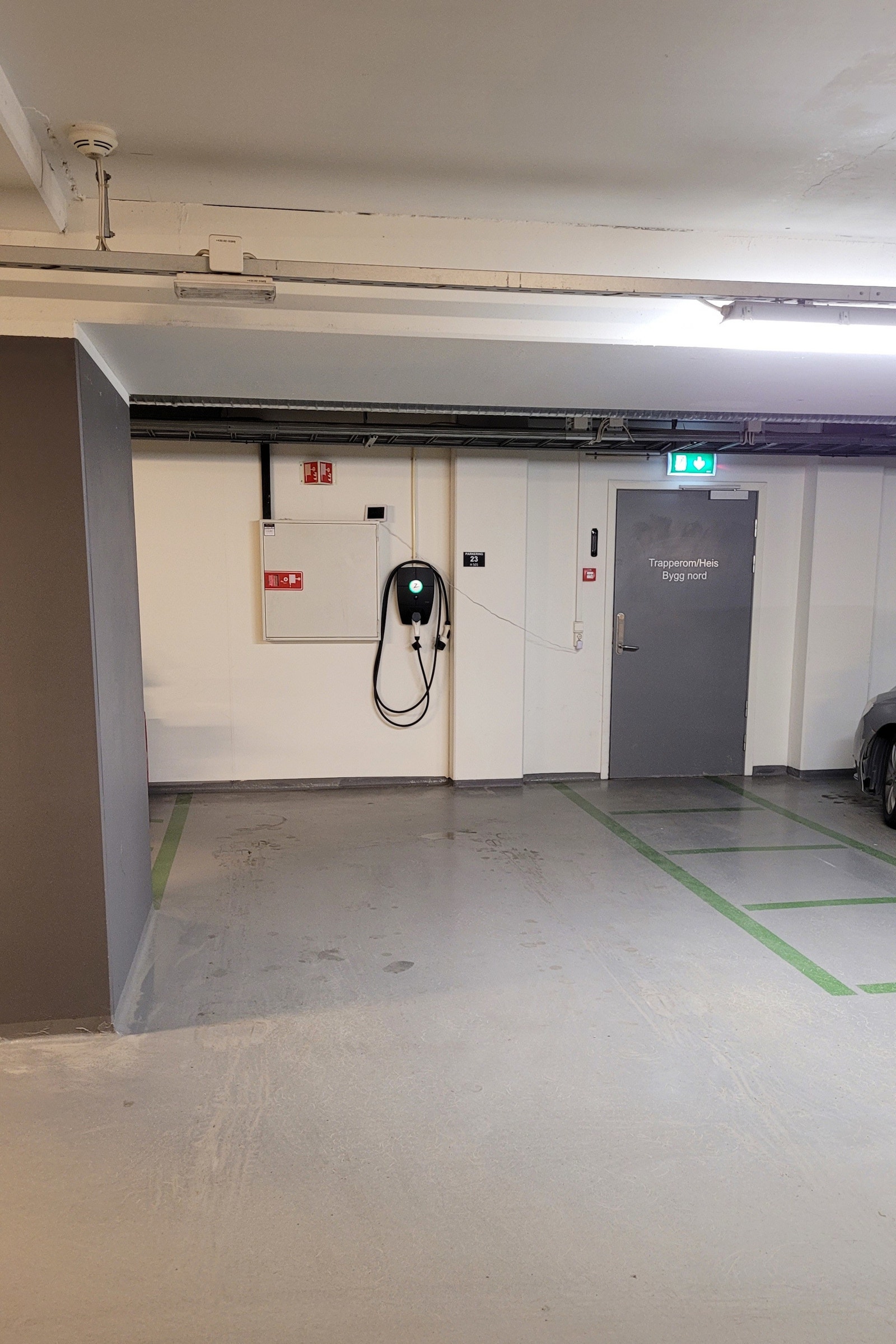 Garasjeplass med elbil lader Galleribilde