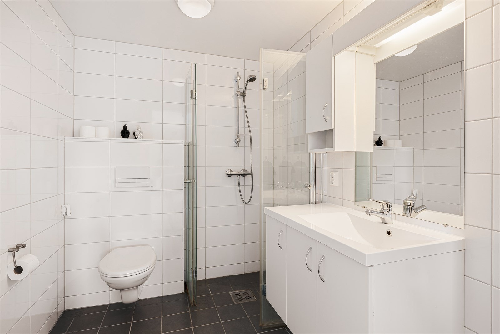 Badet er på gode 4.2m² med keramiske fliser på gulv og vegger Galleribilde