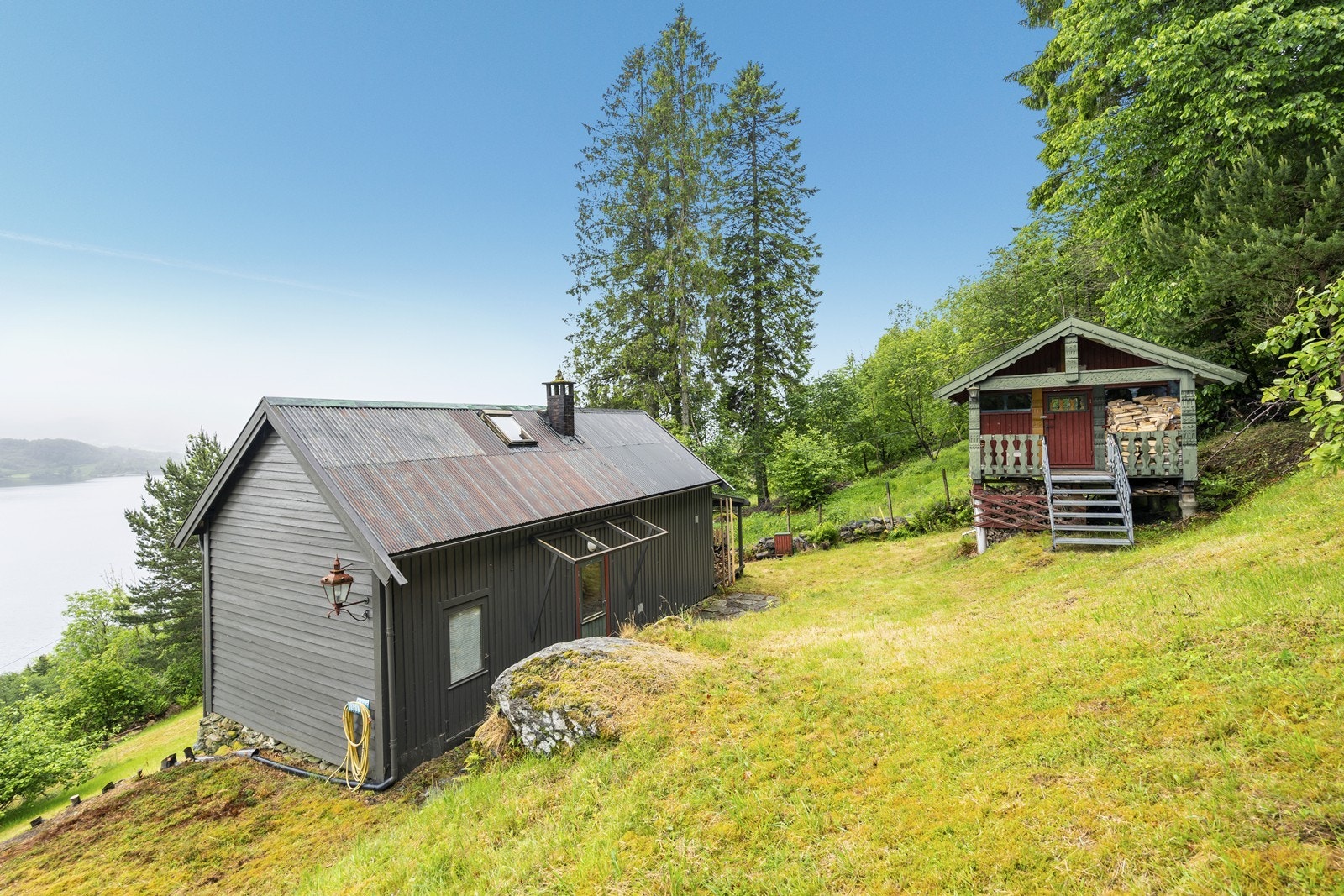 Trivelig og enkel hytte med stabbur og panoramautsikt til sjø og sentrum Galleribilde