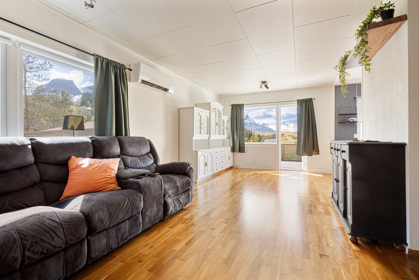 Store vindusflater sørger for rikelig naturlig lysinnslipp. Galleribilde