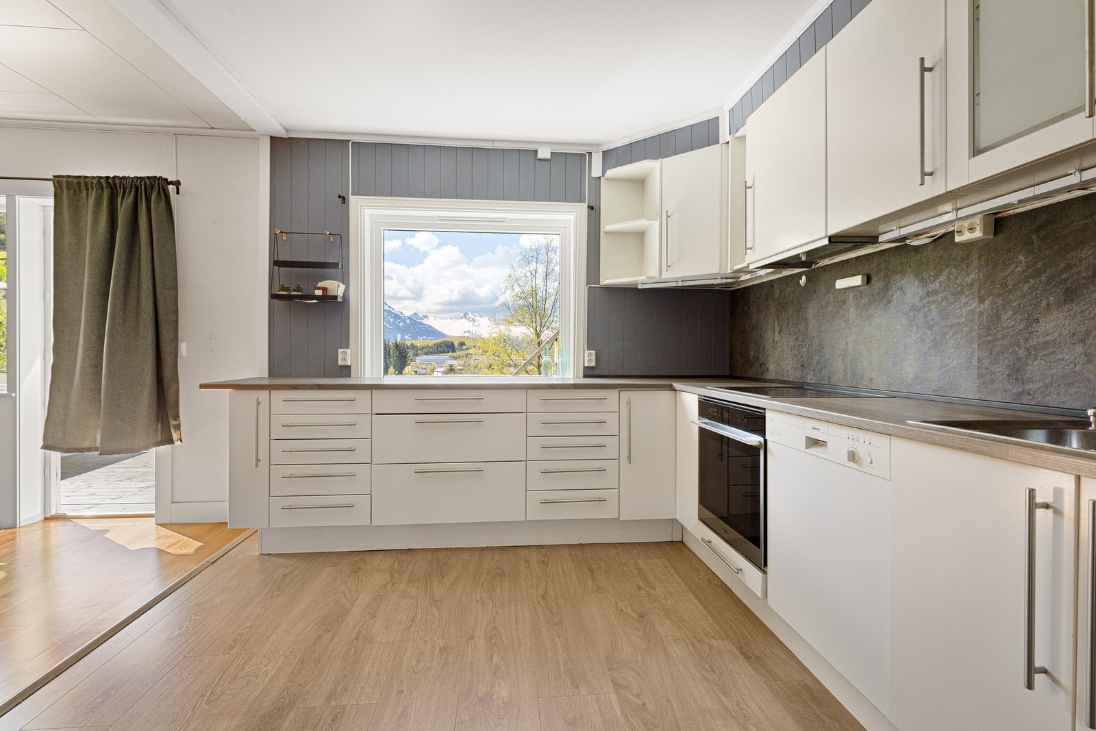 Kjøkkenet er smart utformet med gode arbeidsflater og generøs skapplass. Galleribilde