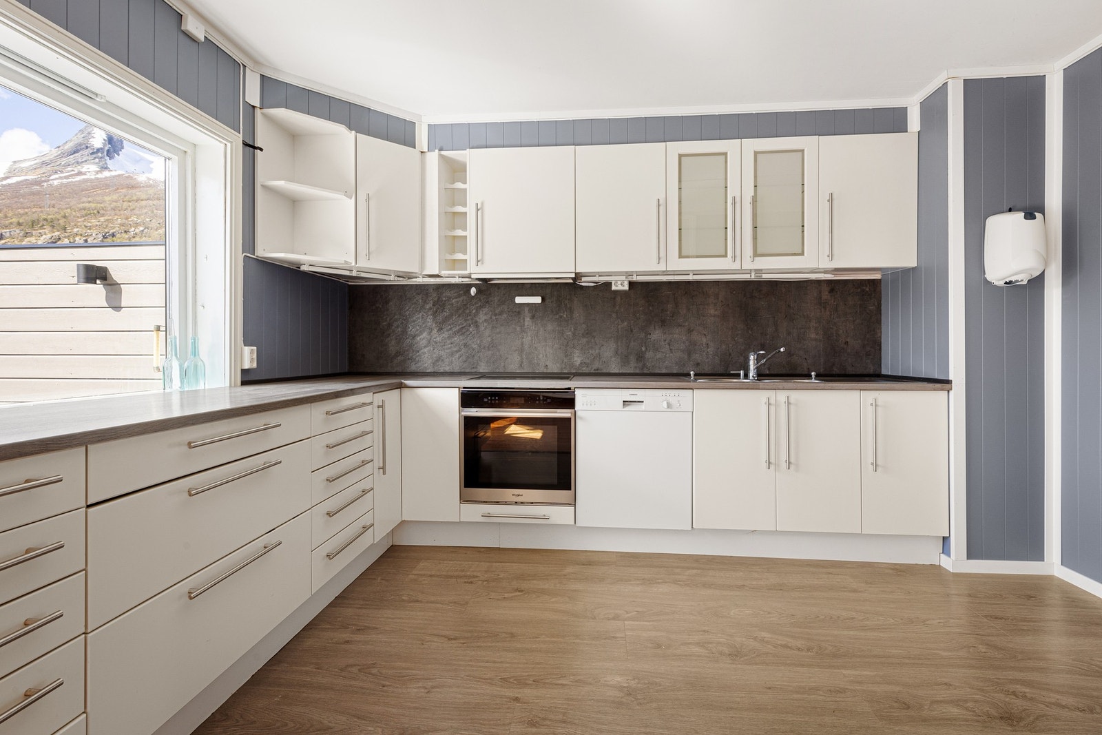 Tidløst kjøkken fra 2014 med hvite, slette fronter. Galleribilde