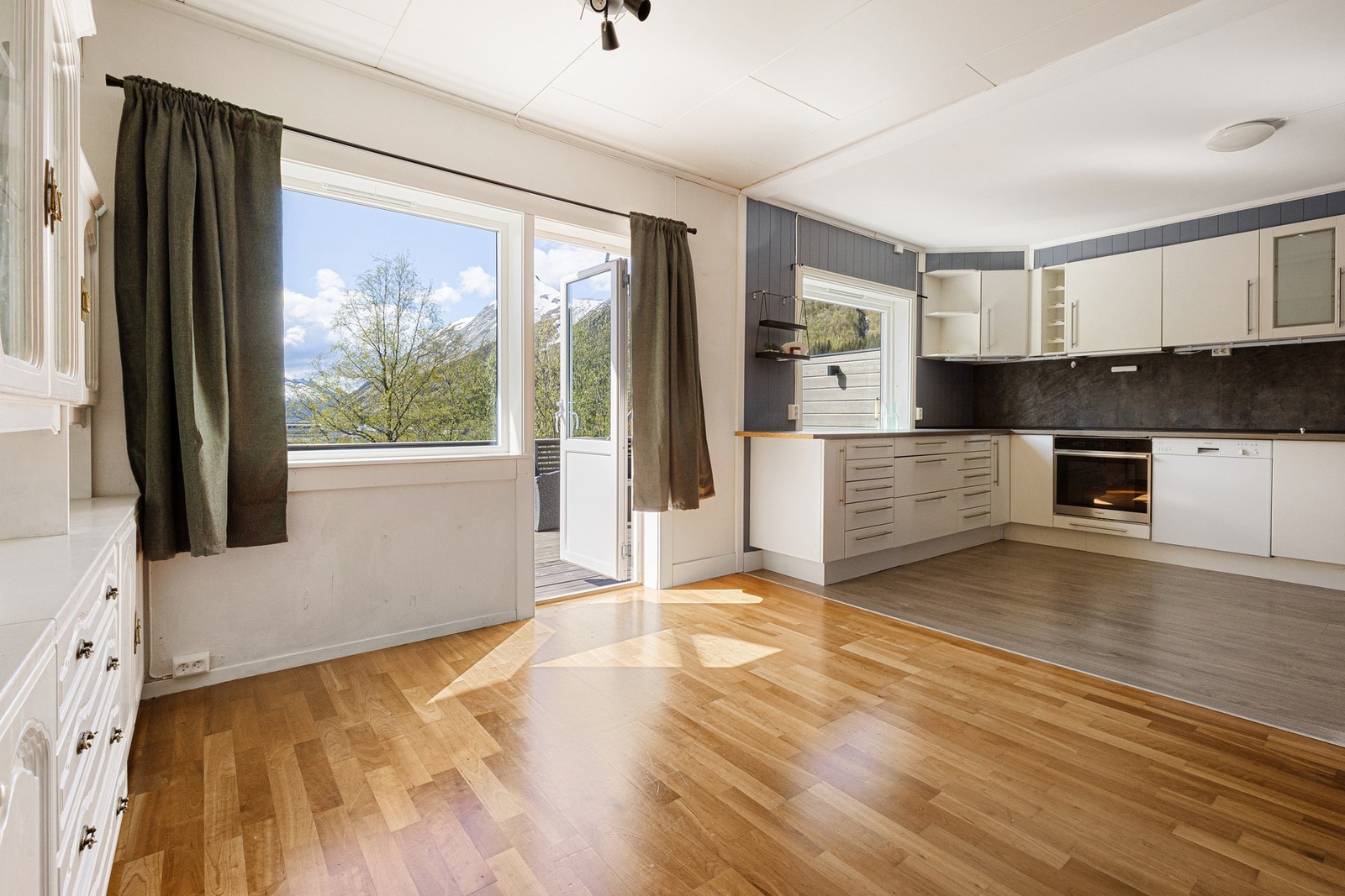 Direkte utgang fra stuen til solrik balkong som utvider boligens bruksareal på fine dager. Galleribilde