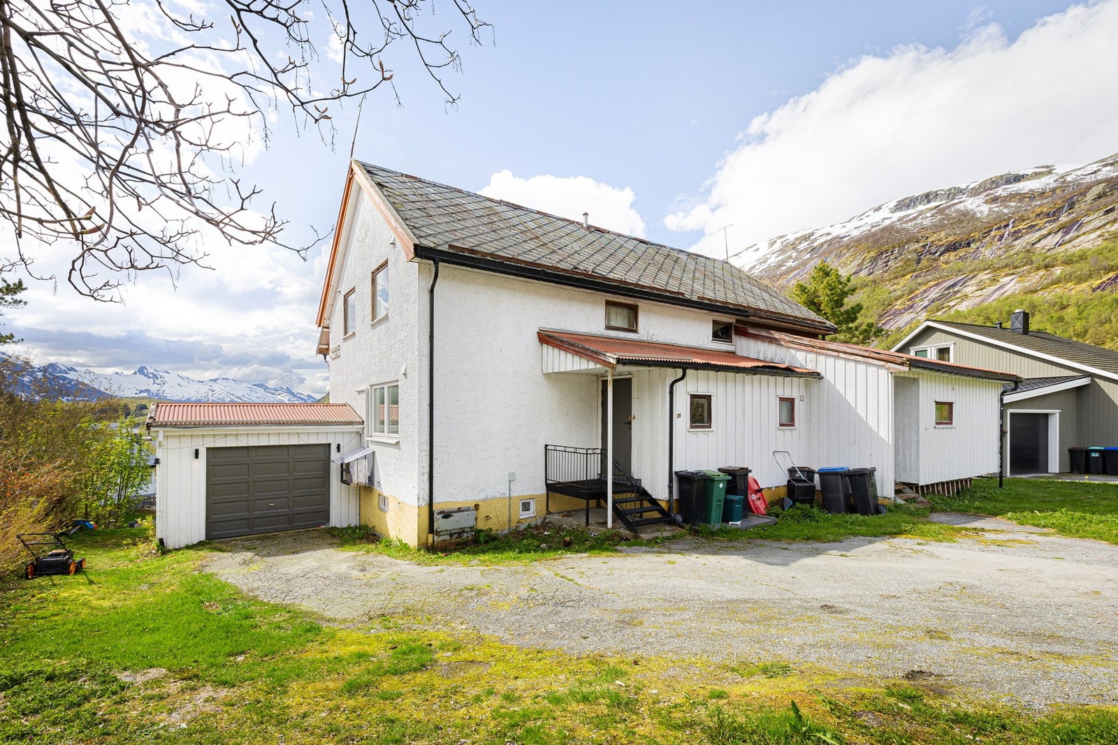 Vertikaldelt tomannsbolig med fine uteområder og fantastiske solforhold Galleribilde