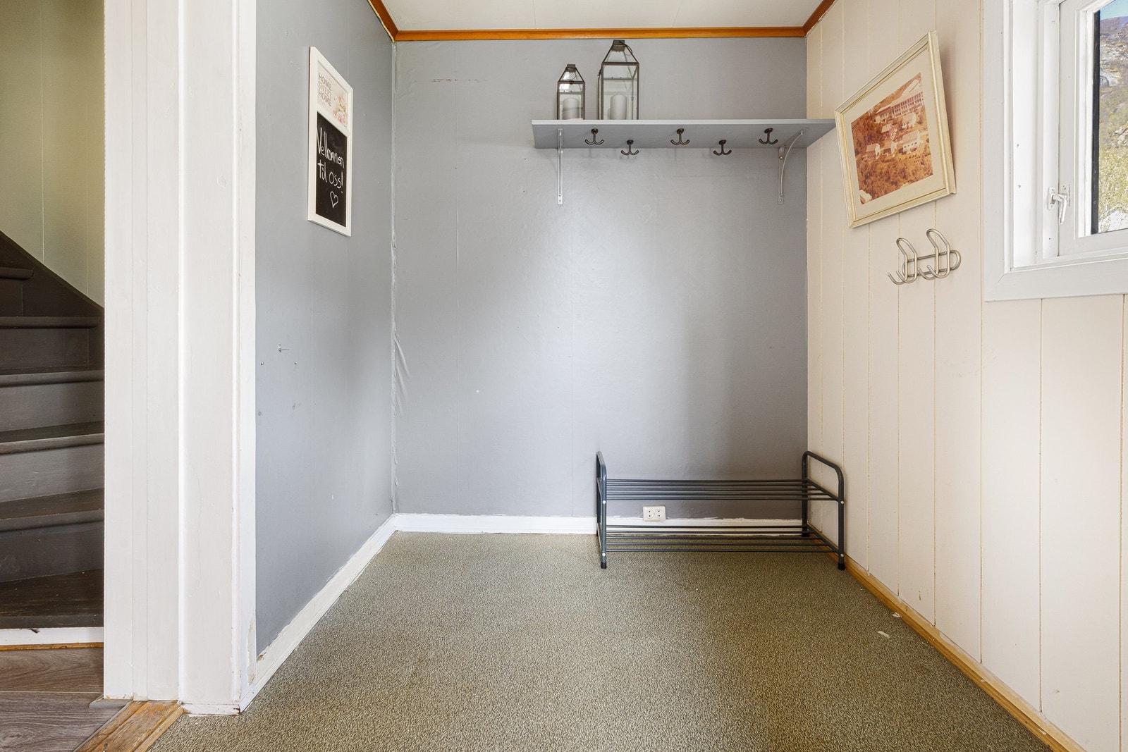 Romslig entré med god plass til diverse oppheng og oppbevaring. Galleribilde