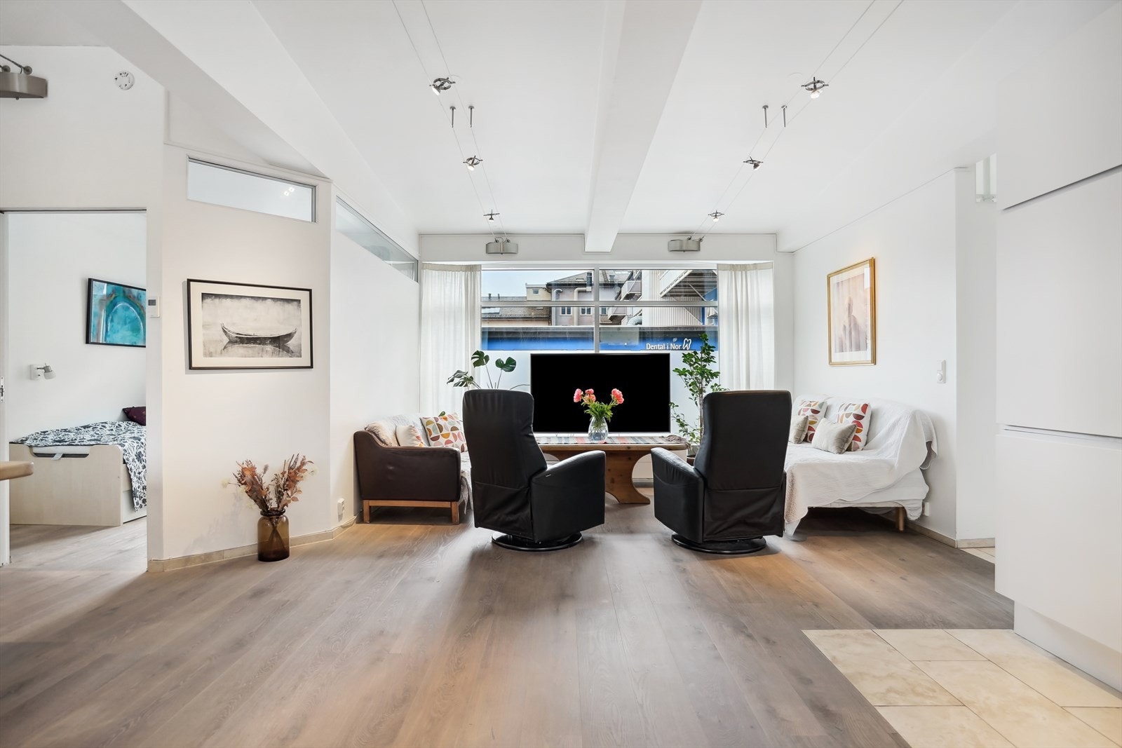 Leiligheten er terskelfri med gulv av parkett og flis. Det er vannbåren varme i alle rom unntatt soverom. Galleribilde