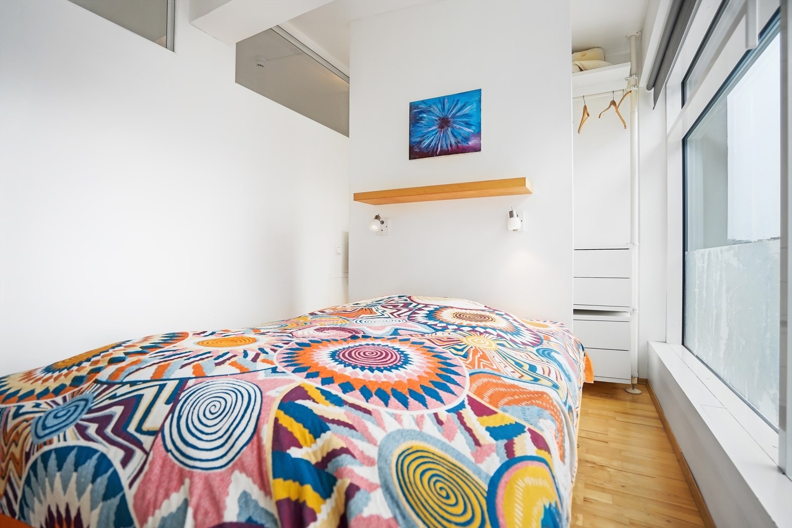 Soverom 1 med walk-in-garderobe. Galleribilde