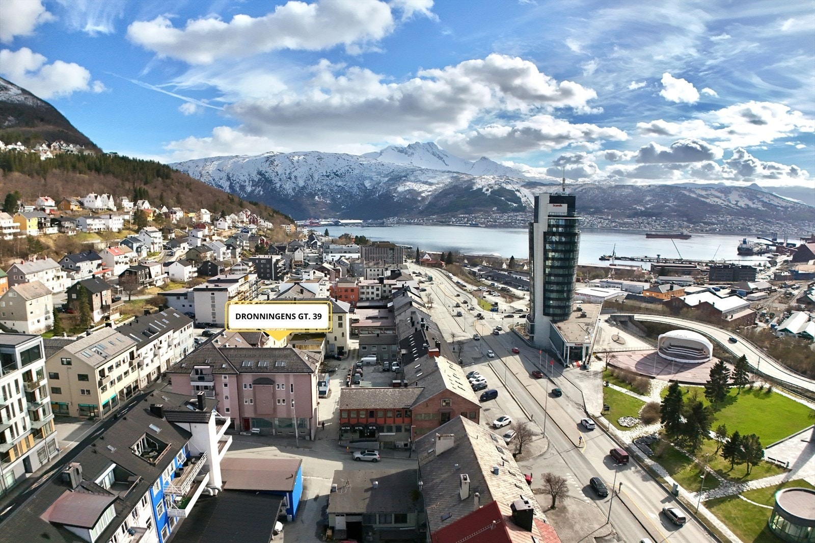 Sentral beliggenhet i Narvik sentrum med adkomst fra Mimerbakken. Kort vei til kjøpesenter og sentrumsfasiliteter. Galleribilde