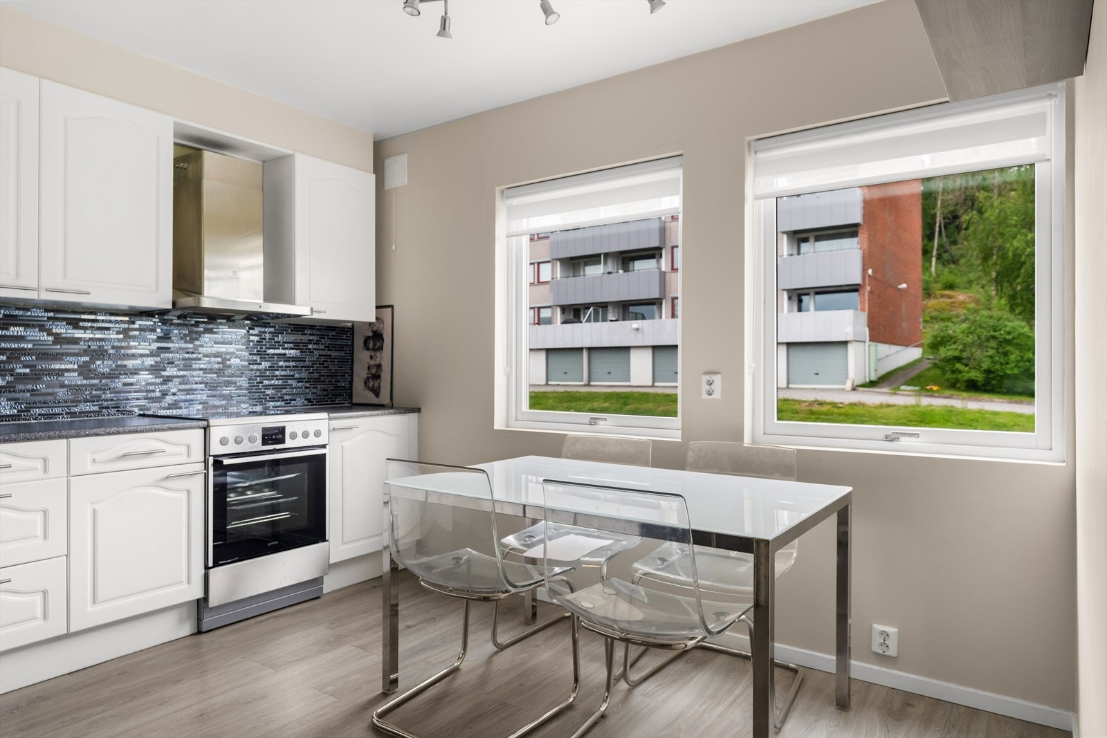 Kjøkkenet er romslig og har god plass til et spisebord og stoler ved vinduene. Galleribilde