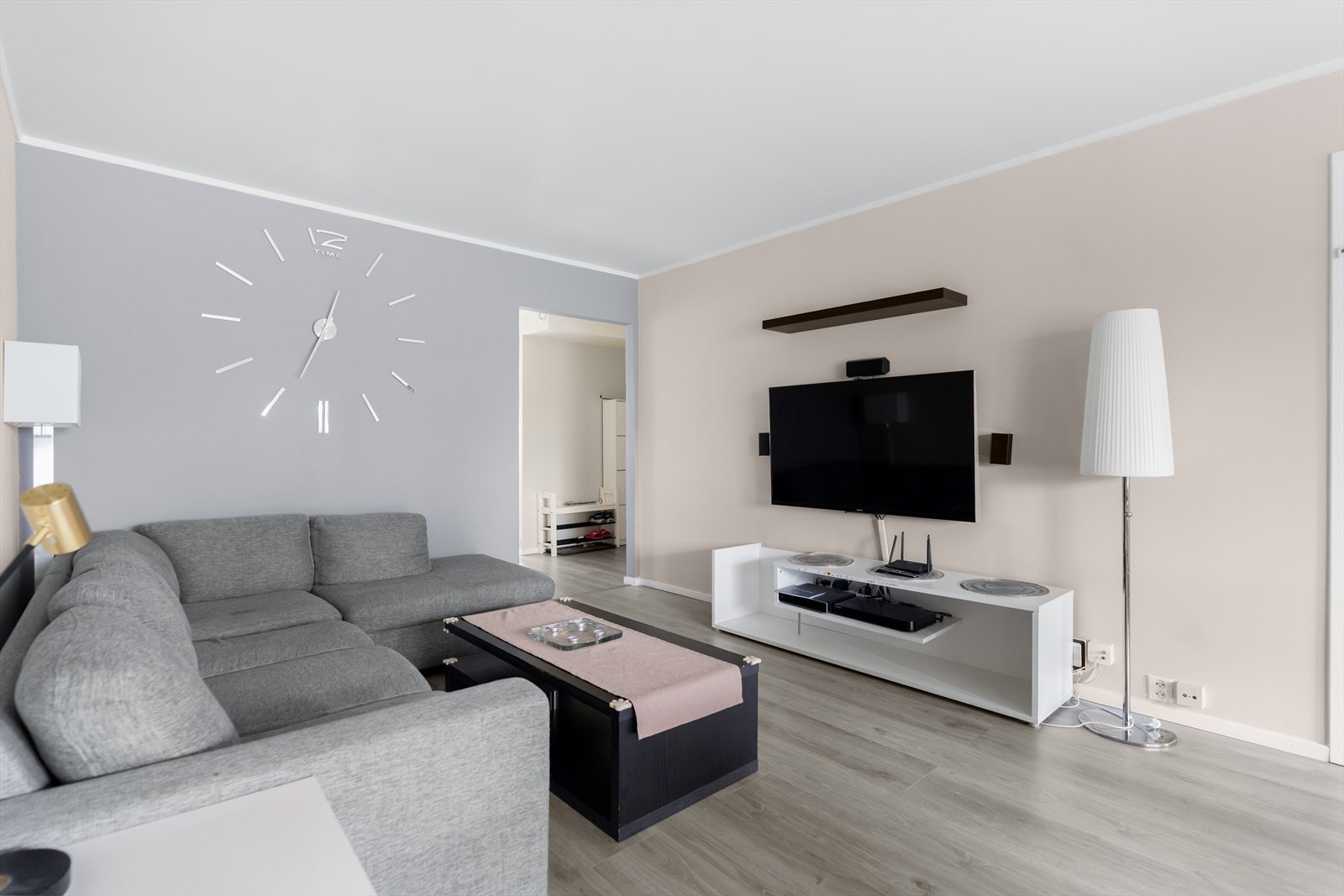 Dette er en lys og romslig 3-roms leilighet beliggende i byggets 2.etasje. Galleribilde