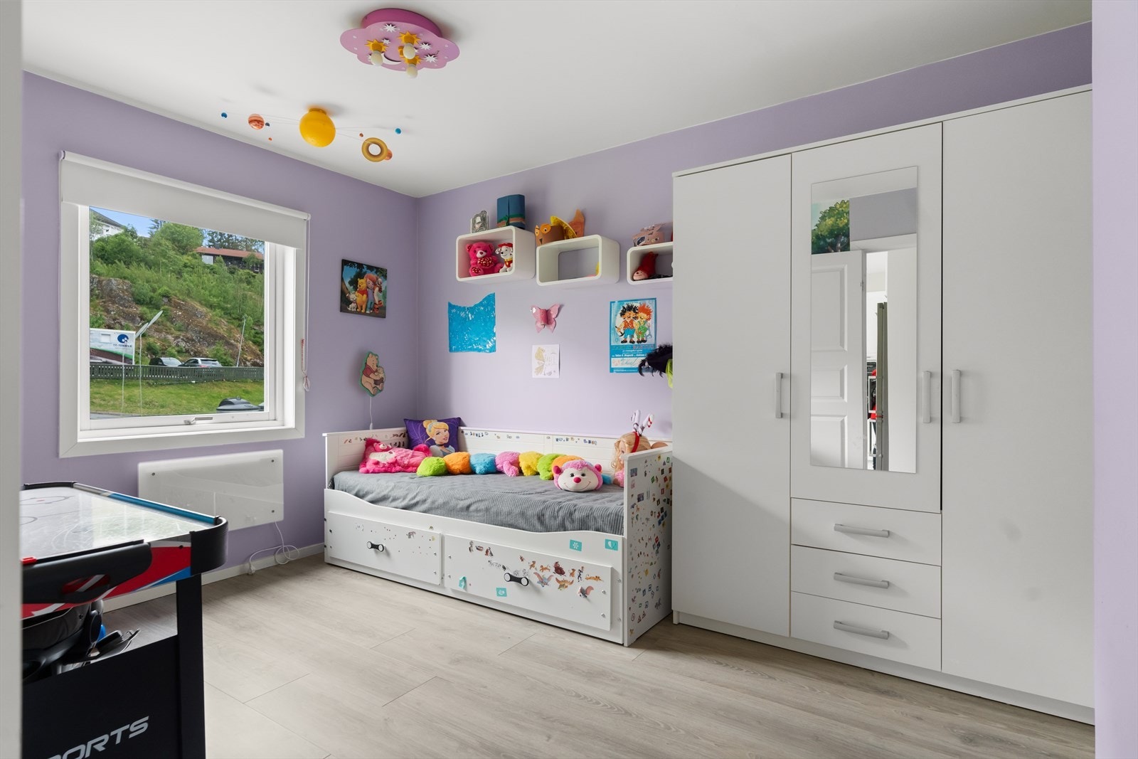 Leilighetens andre soverom passer perfekt som barnerom, gjesterom eller kontor! Galleribilde