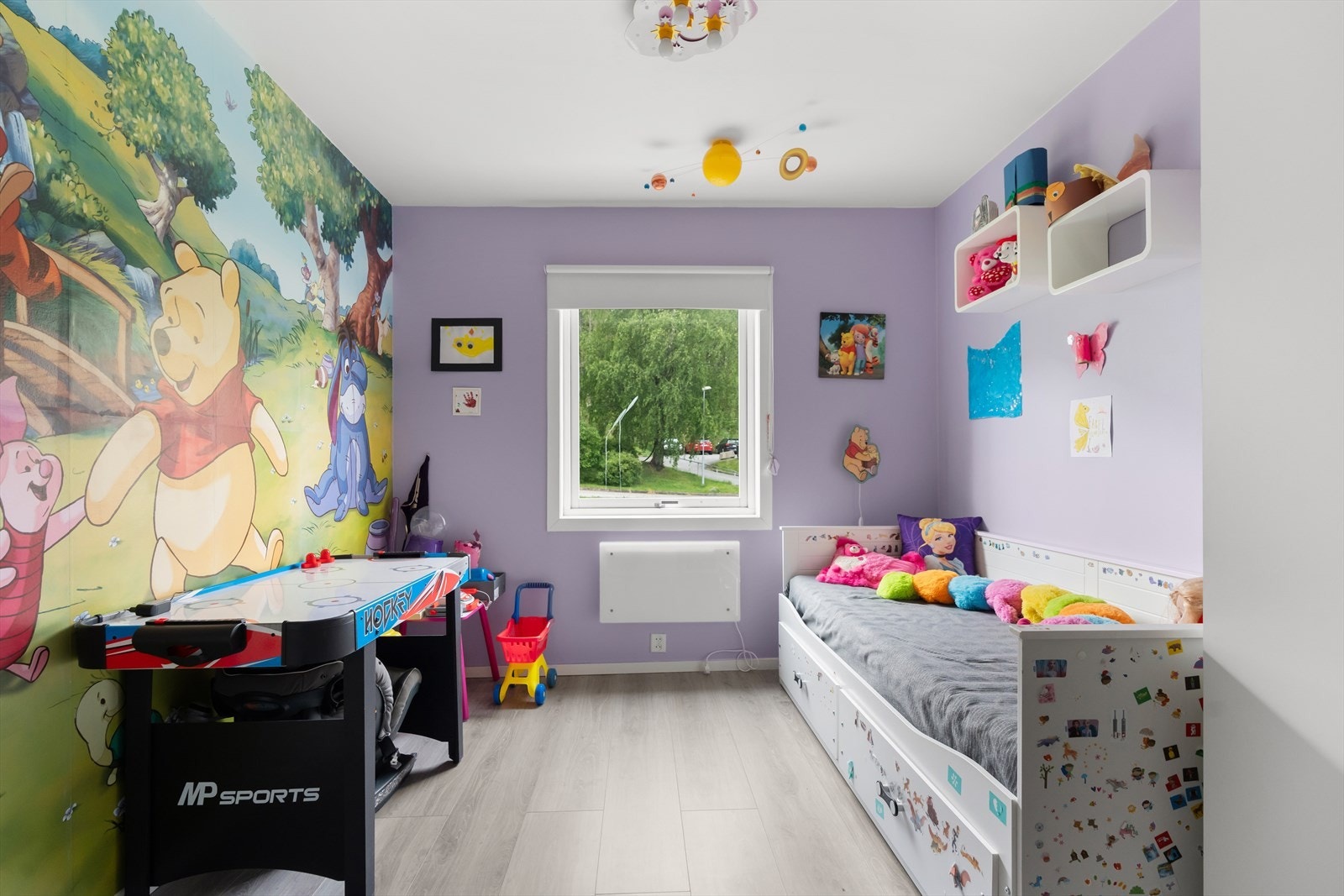 Store vindusflater som slipper inn rikelig med naturlig lys. Galleribilde