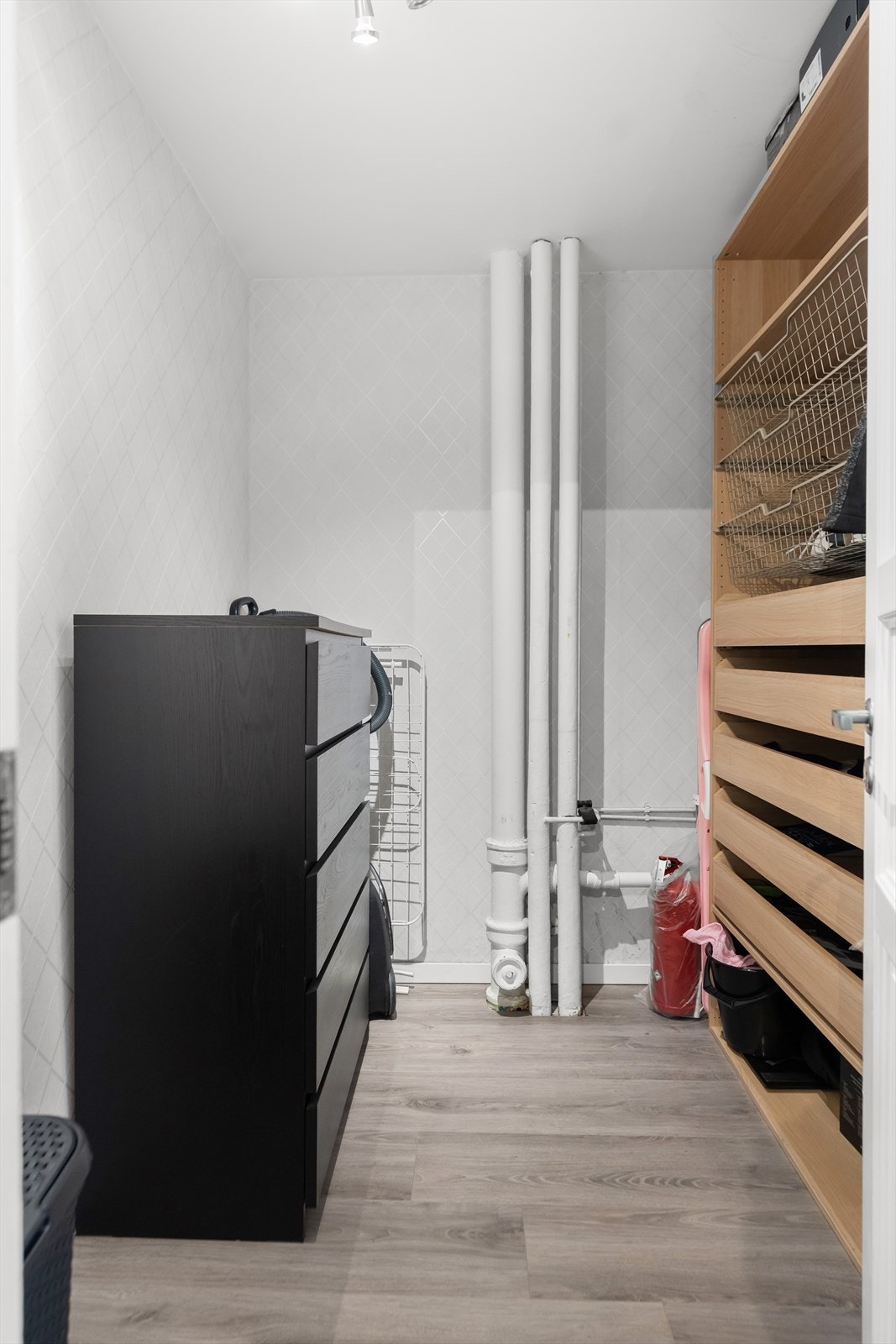 Innvendig bod med gode oppbevaringsmuligheter. Galleribilde