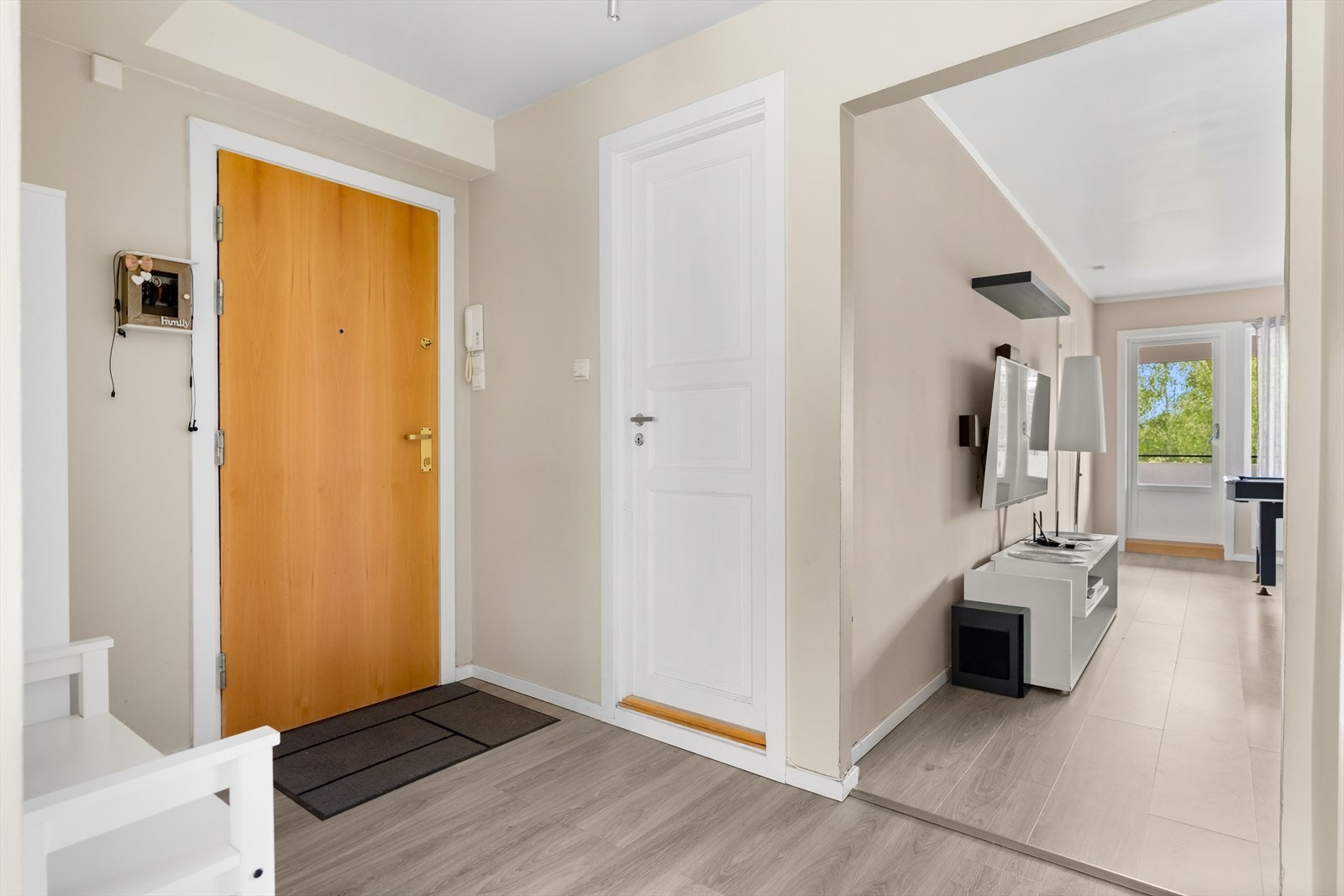 Entréen skaper et godt førsteinntrykk av boligen! Galleribilde