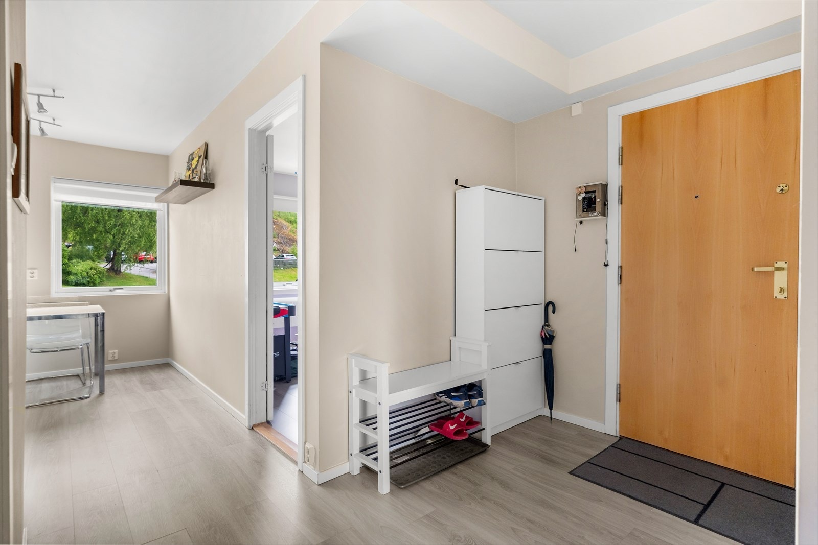 Her ønskes du velkommen inn via en lys og romslig entré, med god plass til oppbevaring av yttertøy. Galleribilde
