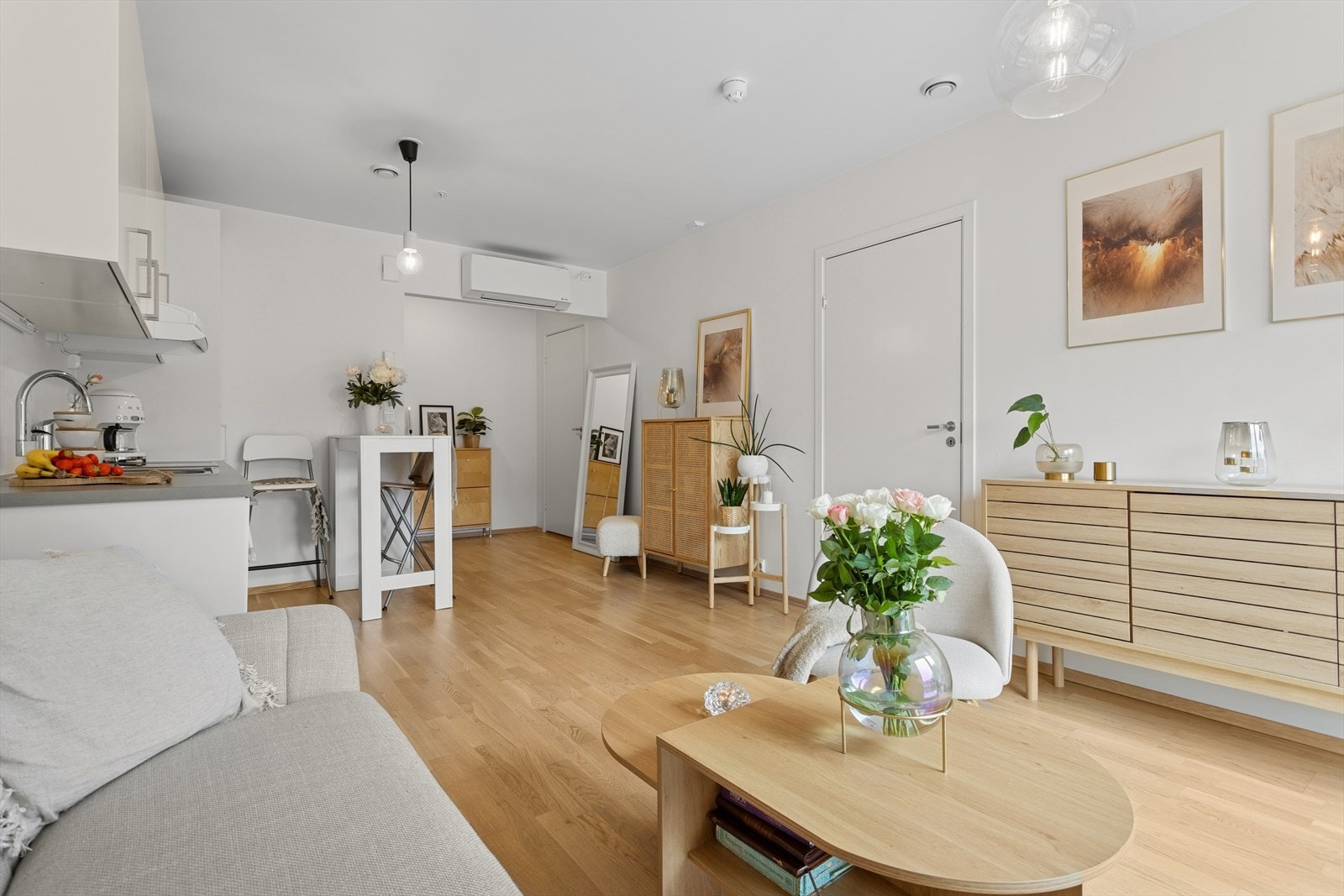 Stuen har god plass til sofagruppe, TV-benk, spisebord og annen ønsket innredning. Galleribilde