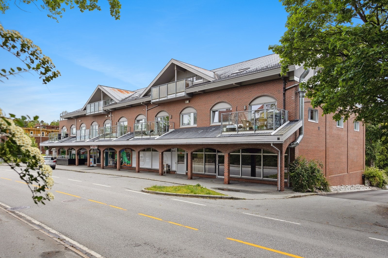 Eiendommen ligger i ett attraktivt og populært familievennlig boligområde på Hommersåk med kort gangavstand til skoler, barnehager og dagligvarebutikker. Galleribilde