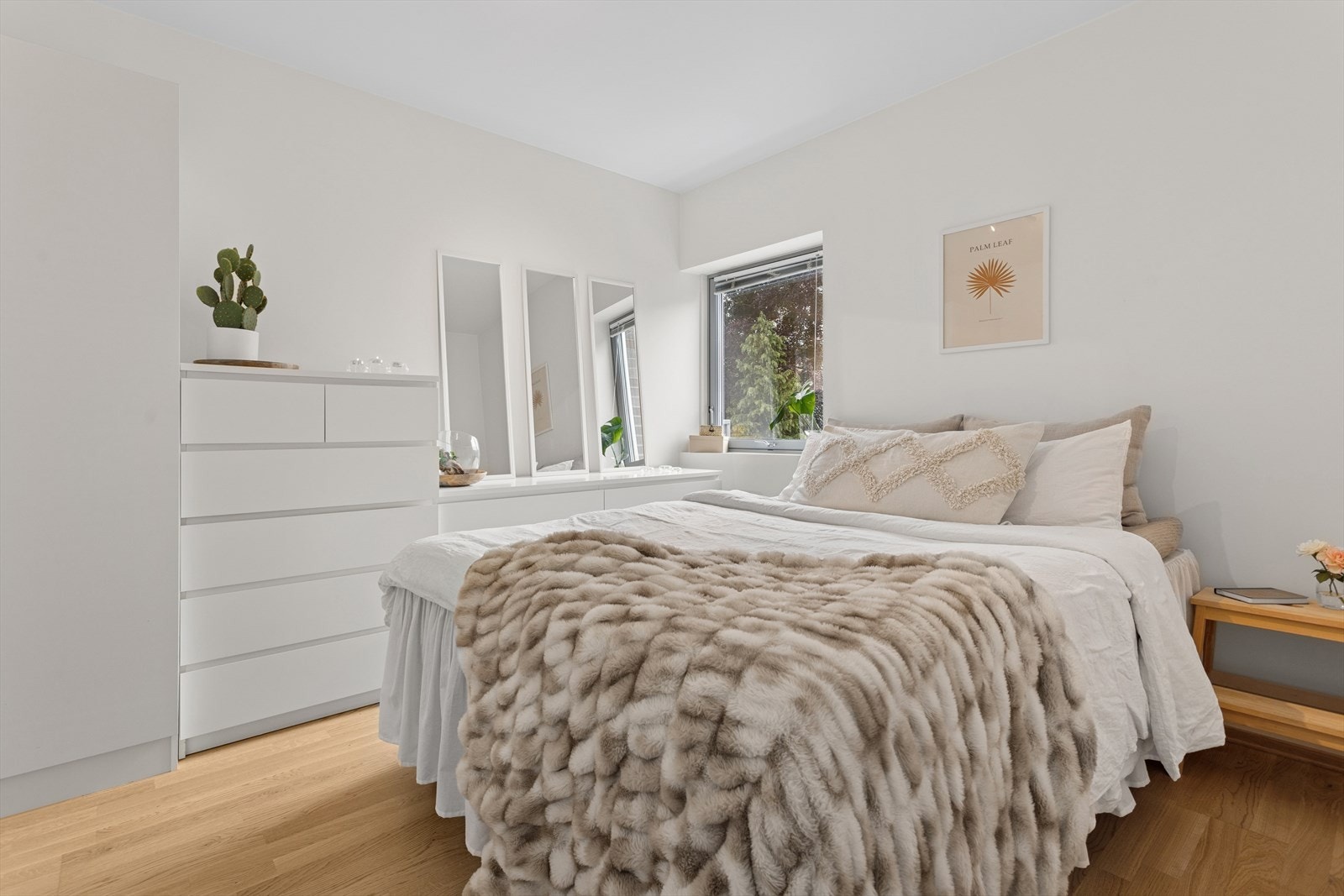 Stort, lyst og luftig soverom. Galleribilde