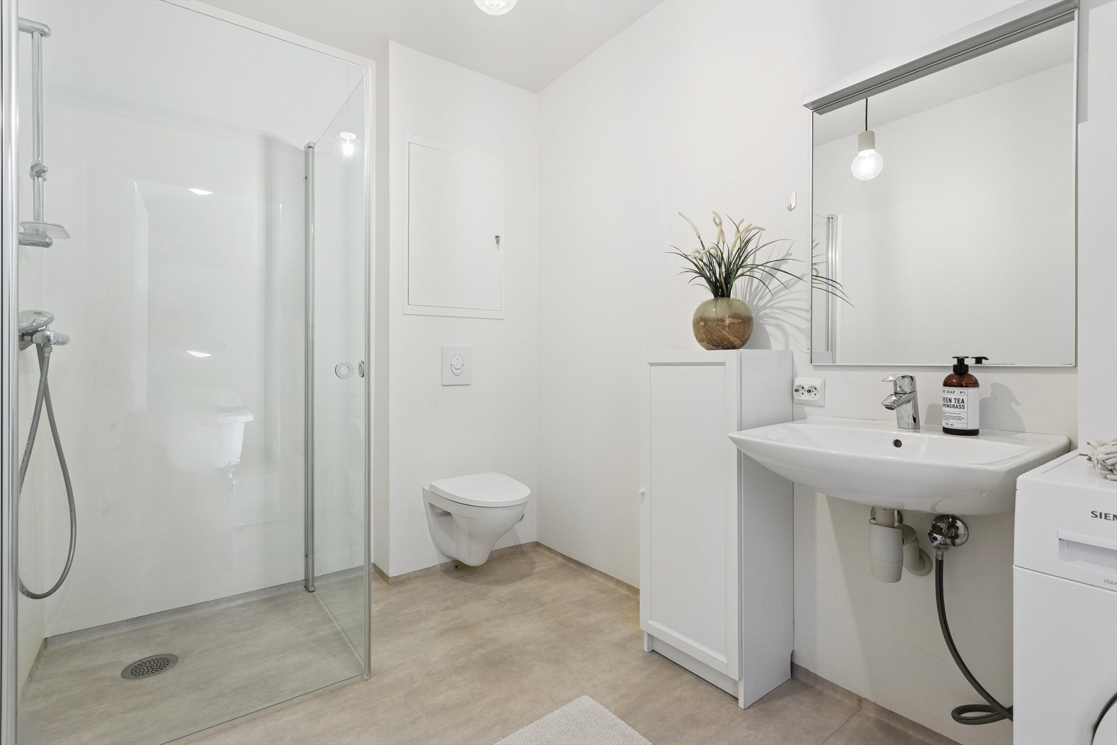 Badet har vinylbelegg på som gulv og veggene har våtromstapet med belegg montert i dusjsone. Galleribilde