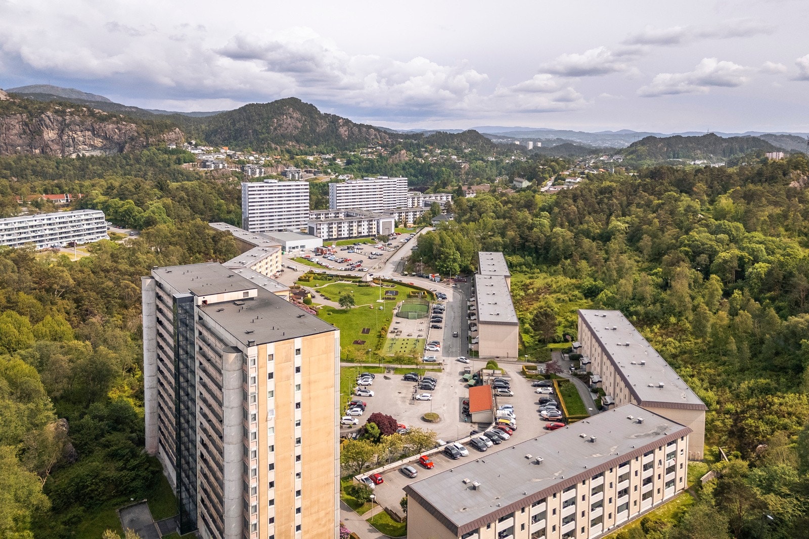 Nærmeste busstopp ligger 5 minutter fra leiligheten og er Vestre Vadmyra. Herfra går linje 3 hyppig i ukedager og helger. I tillegg går det ekspressbuss til og fra byen i ukedagene. Galleribilde