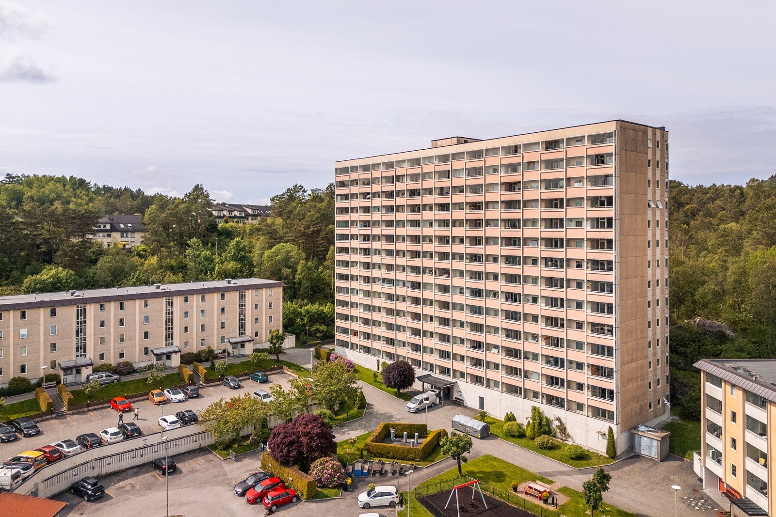 Nærmeste barnehage er Vadmyra barnehage (0-5 år) og ligger kun 4 minutter unna til fots. Ellers ligger Kidsa Sandgotna (1-5 år) 6 minutters gåtur unna. Fra leiligheten er det også kort gangavstand til Vadmyra barneskole, Loddefjord barneskole og Sangotna. Galleribilde